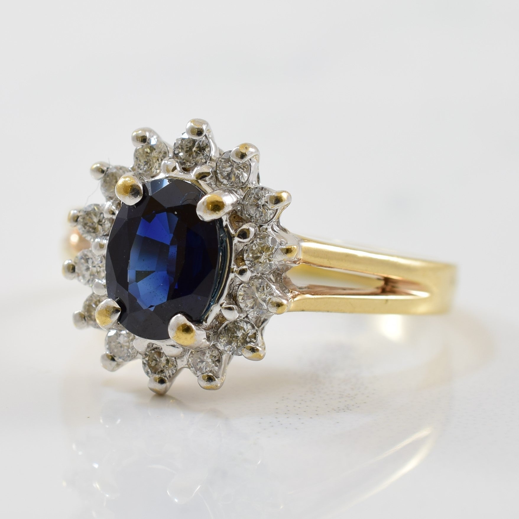Bague à anneau fendu sertie d'un halo de saphirs et de diamants | 0,28 ct au total, 0,88 ct | Taille 5,5 |