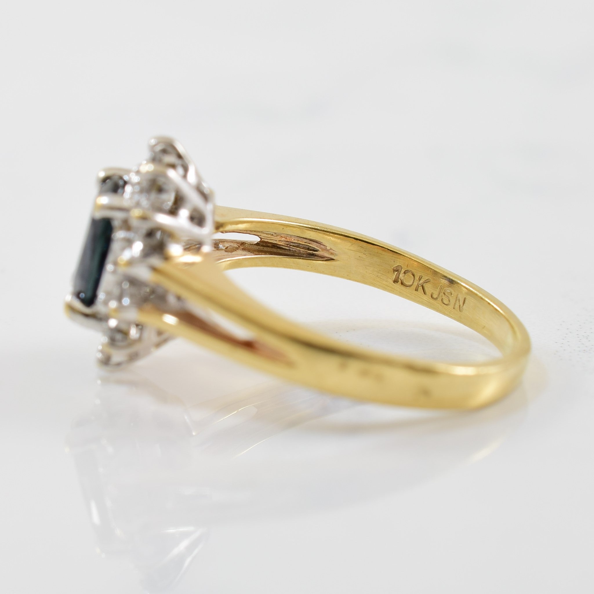 Bague à anneau fendu sertie d'un halo de saphirs et de diamants | 0,28 ct au total, 0,88 ct | Taille 5,5 |