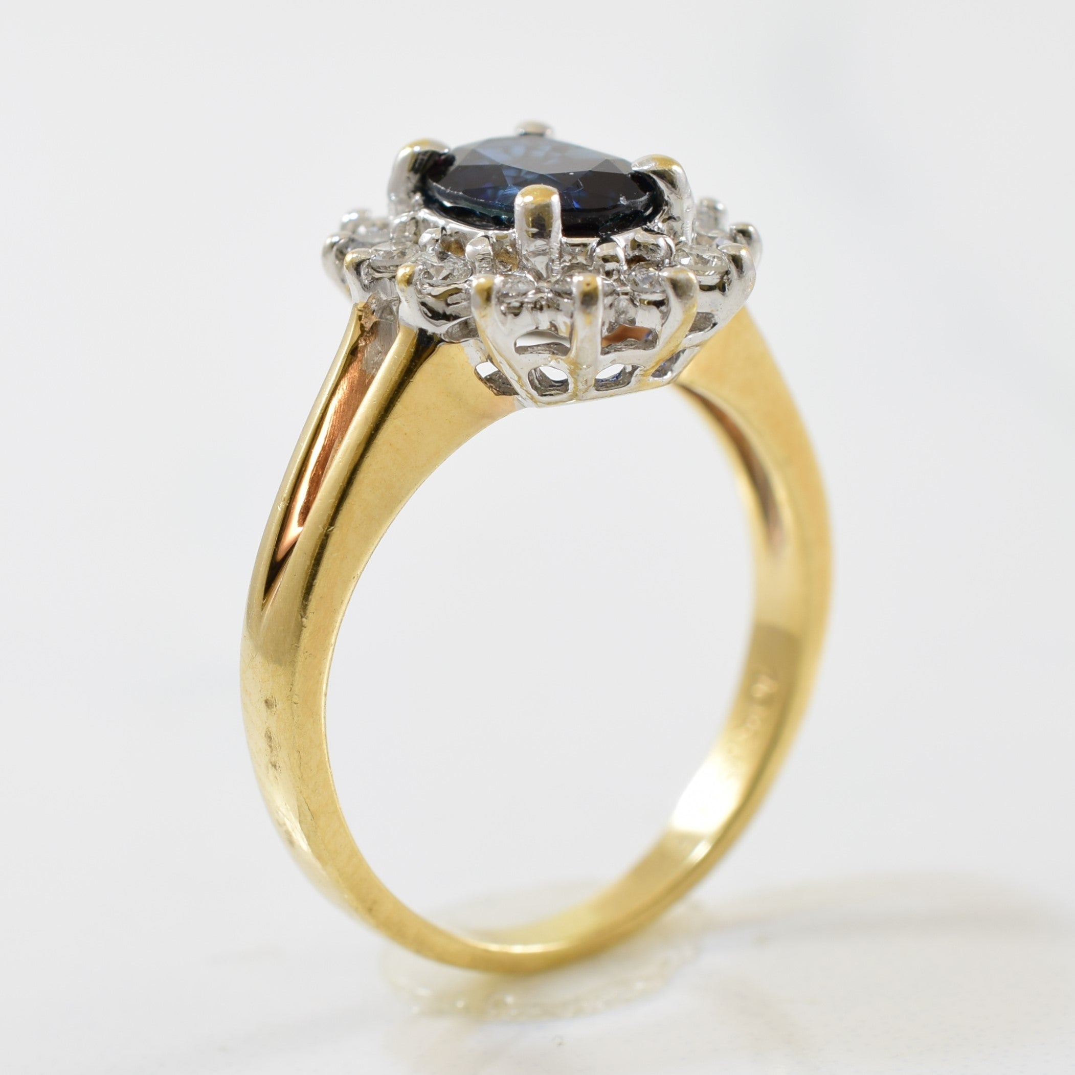 Bague à anneau fendu sertie d'un halo de saphirs et de diamants | 0,28 ct au total, 0,88 ct | Taille 5,5 |