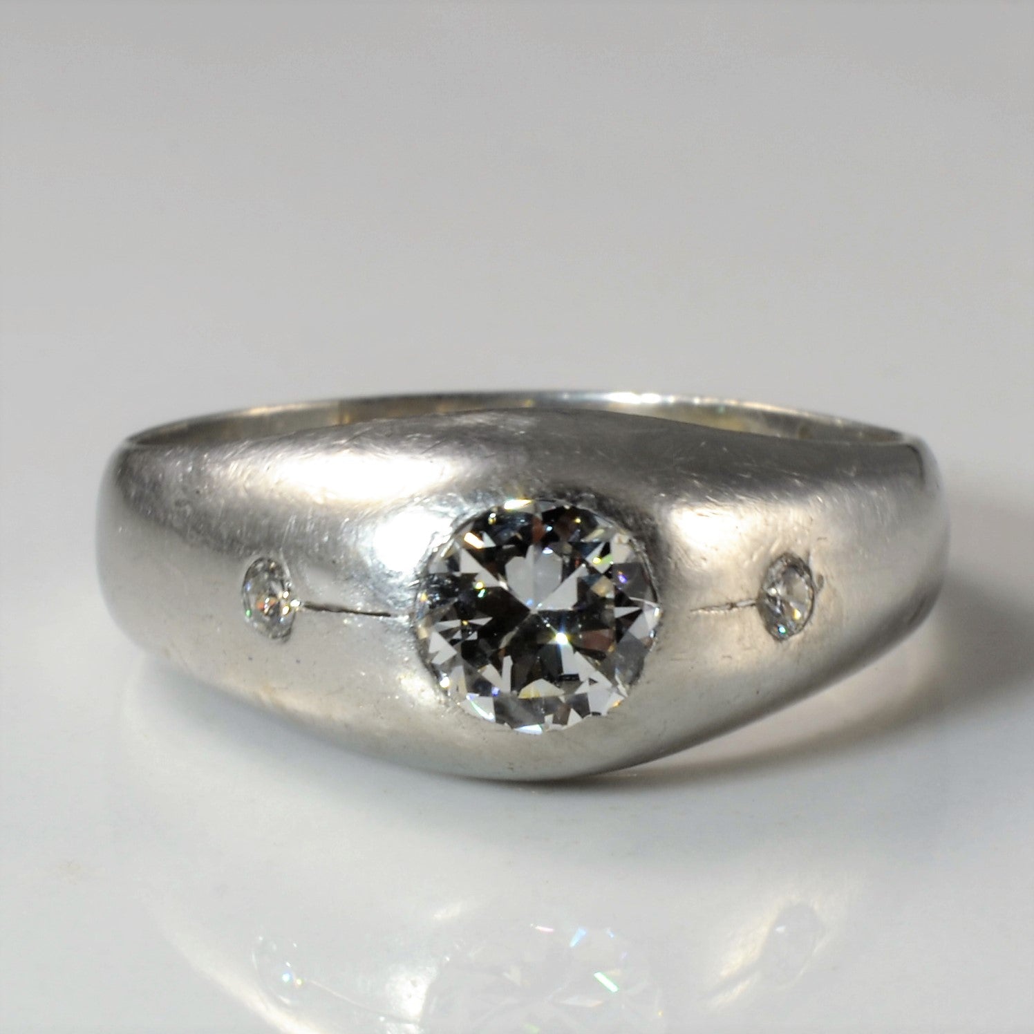 Bague vintage en platine sertie de trois diamants taille ancienne | 0,81 ct SI1 H | Taille 10,25 |