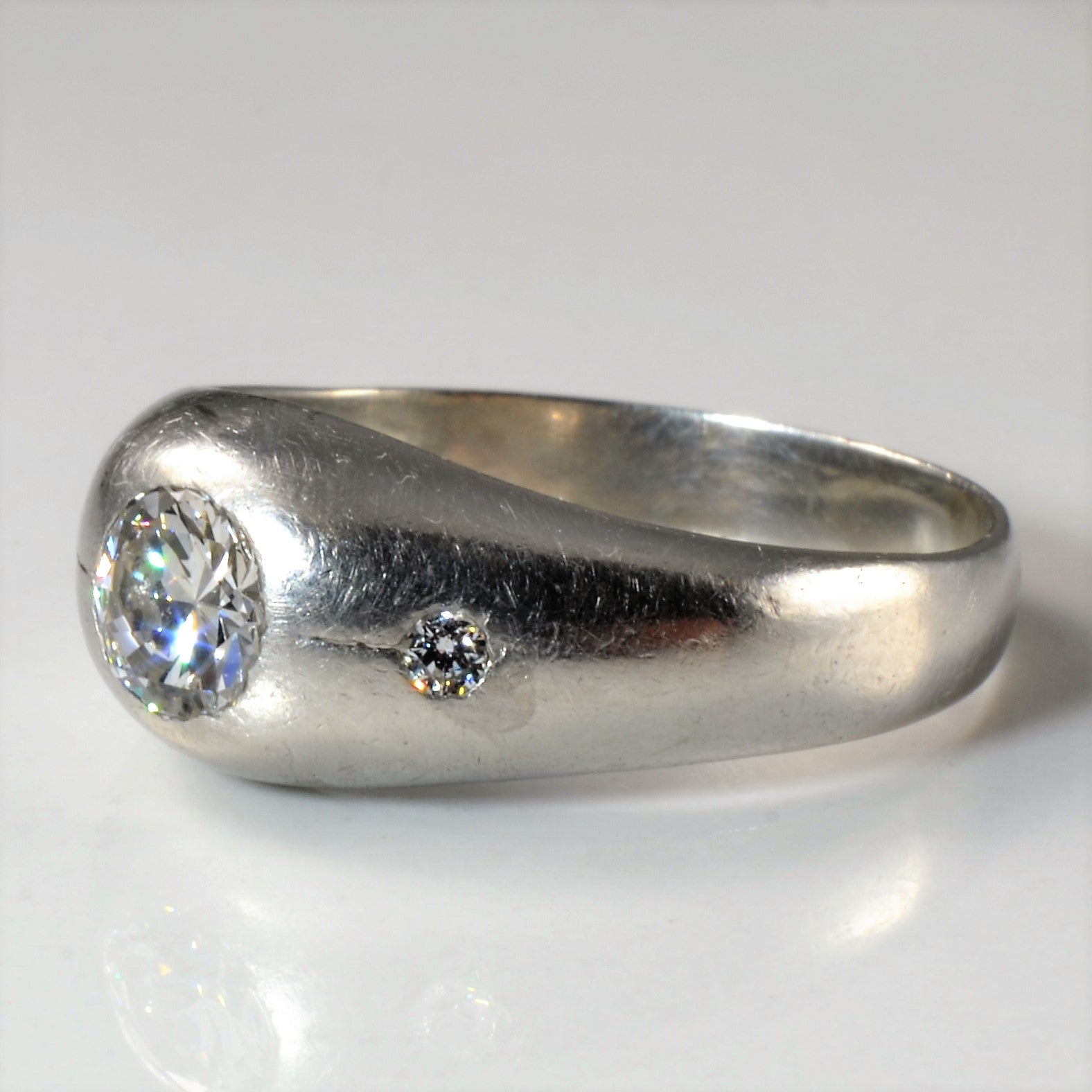 Bague vintage en platine sertie de trois diamants taille ancienne | 0,81 ct SI1 H | Taille 10,25 |