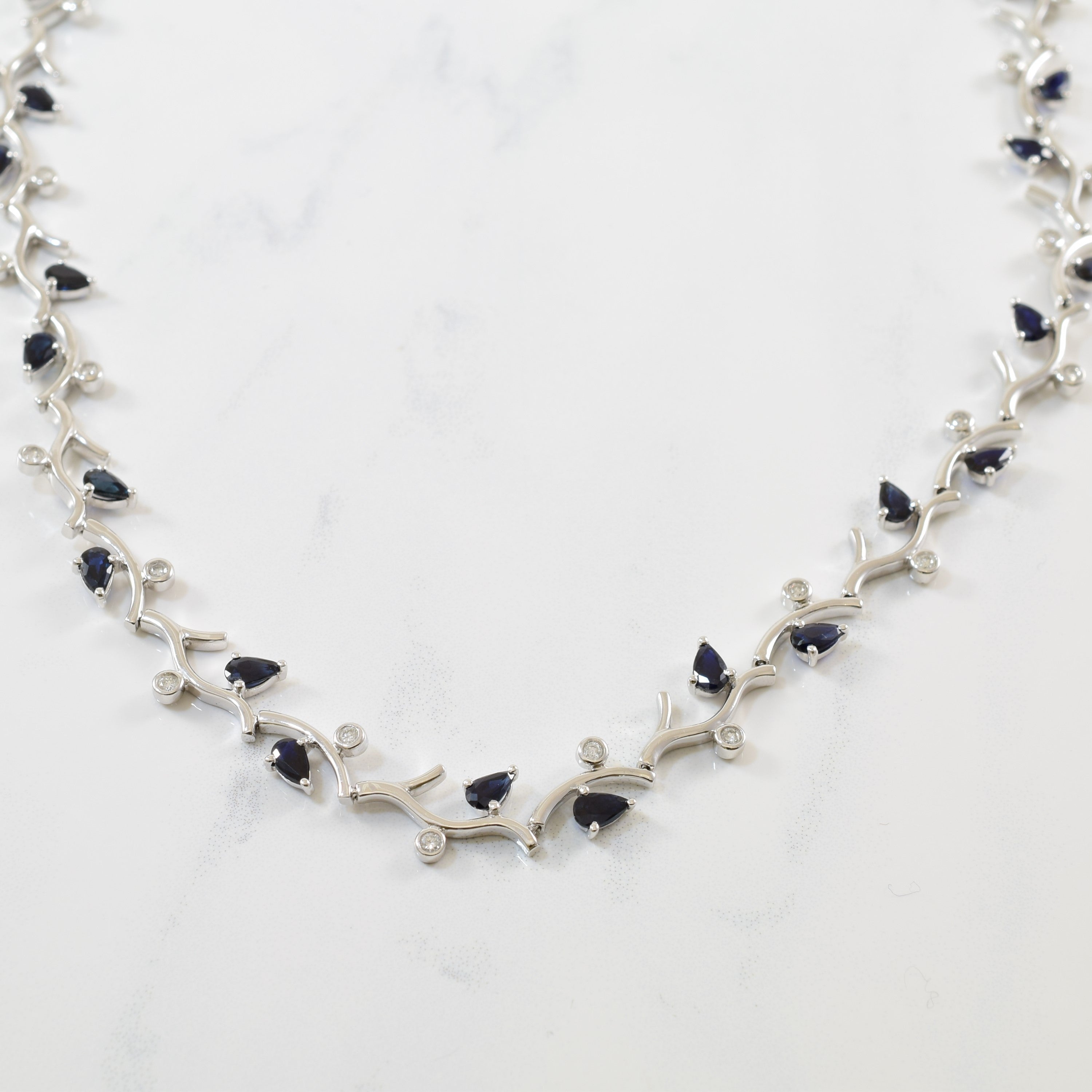 Collier en saphirs et diamants en forme de vigne | 0,75 ct au total, 7,50 ct au total |