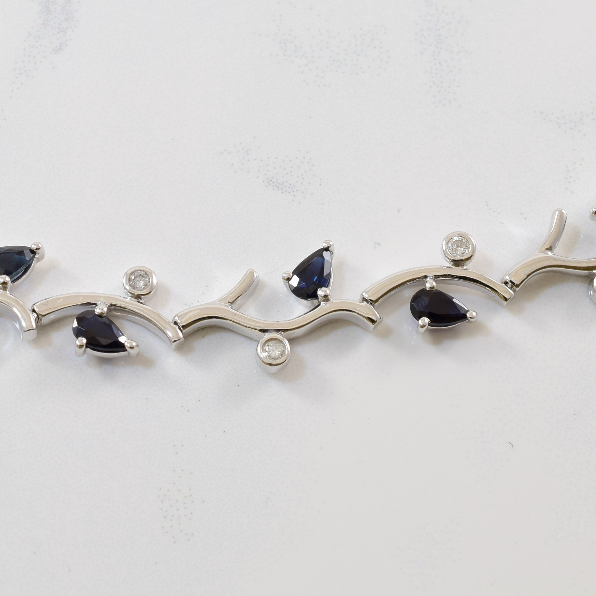 Collier en saphirs et diamants en forme de vigne | 0,75 ct au total, 7,50 ct au total |