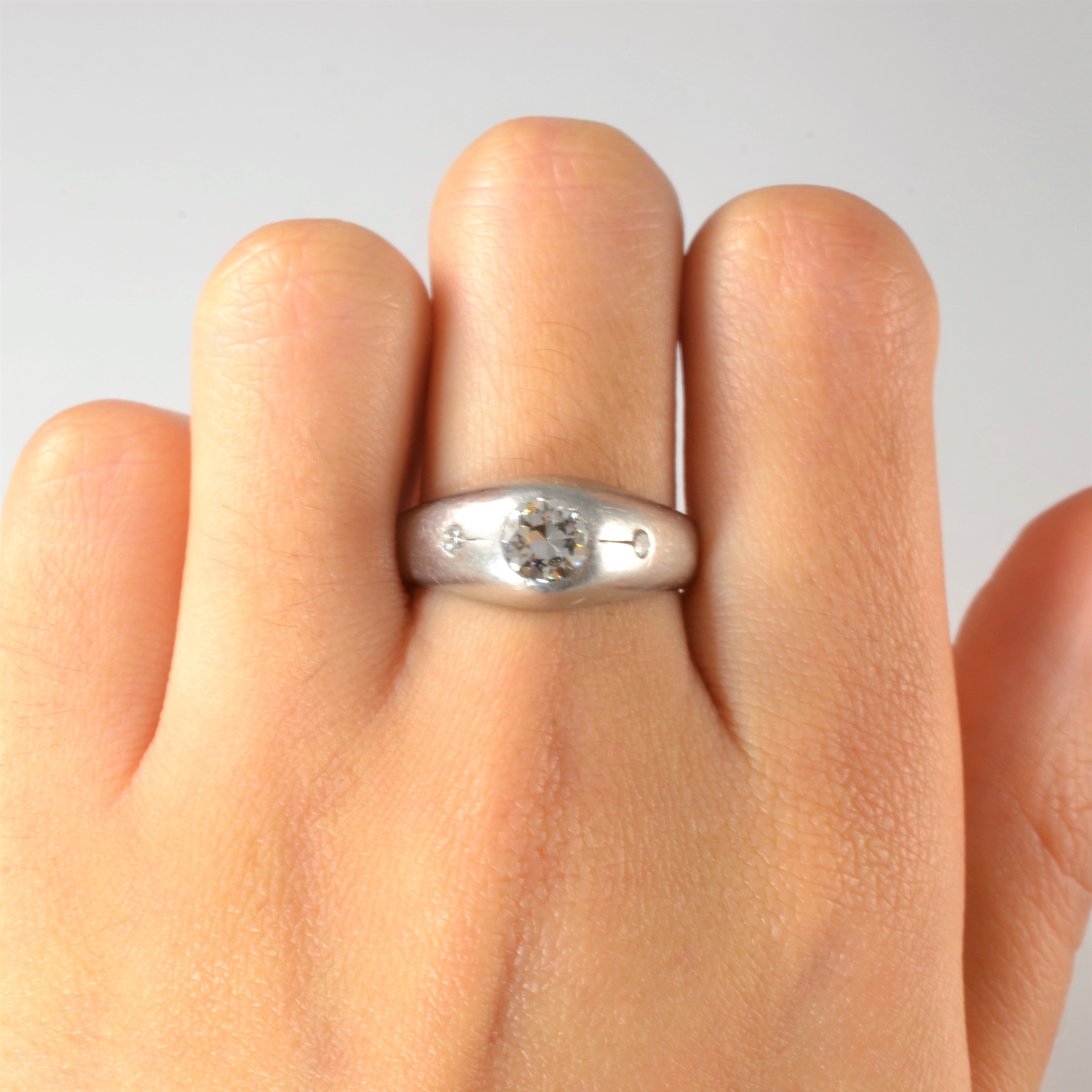 Bague vintage en platine sertie de trois diamants taille ancienne | 0,81 ct SI1 H | Taille 10,25 |