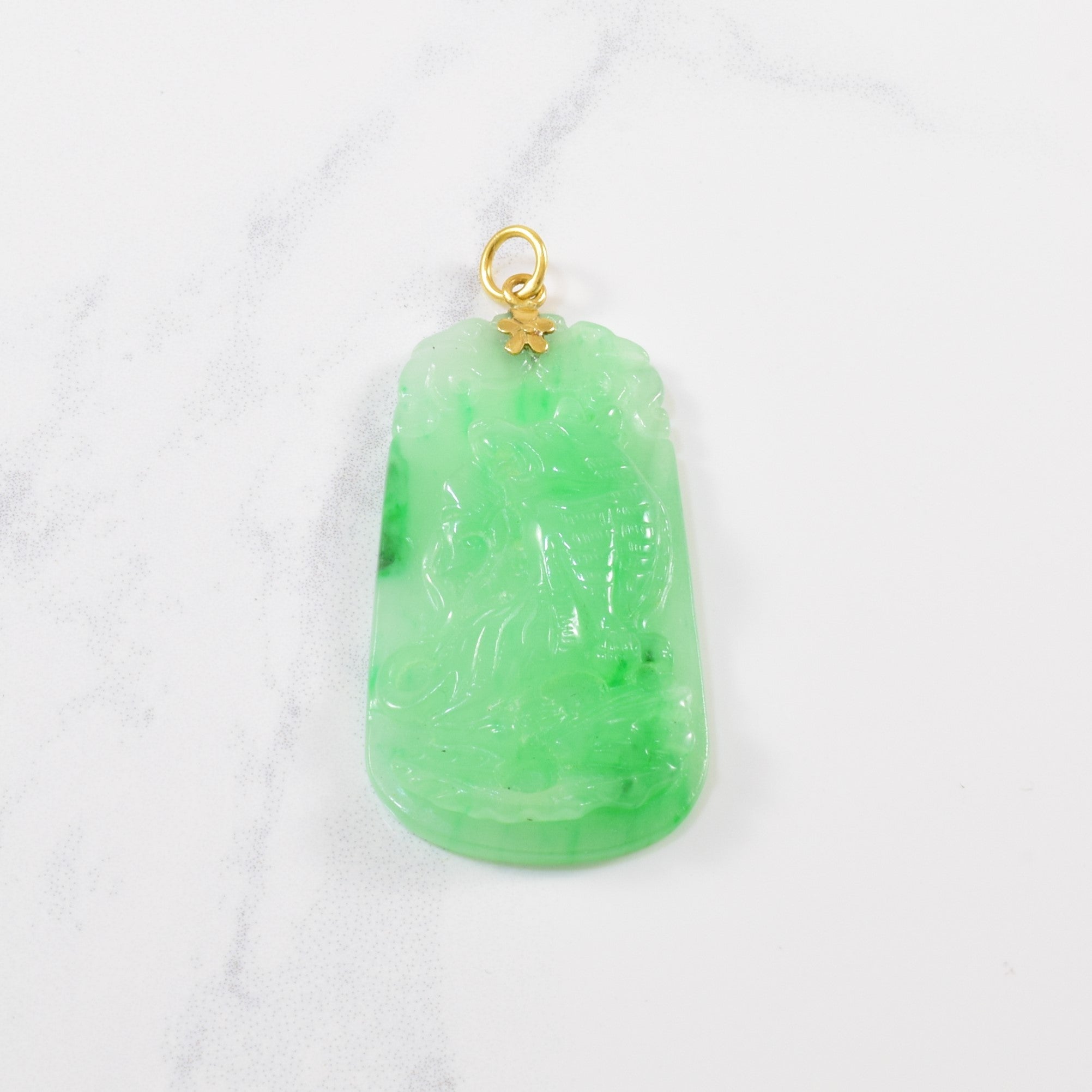 Jade sculptée représentant un chien | 58,00 ct |