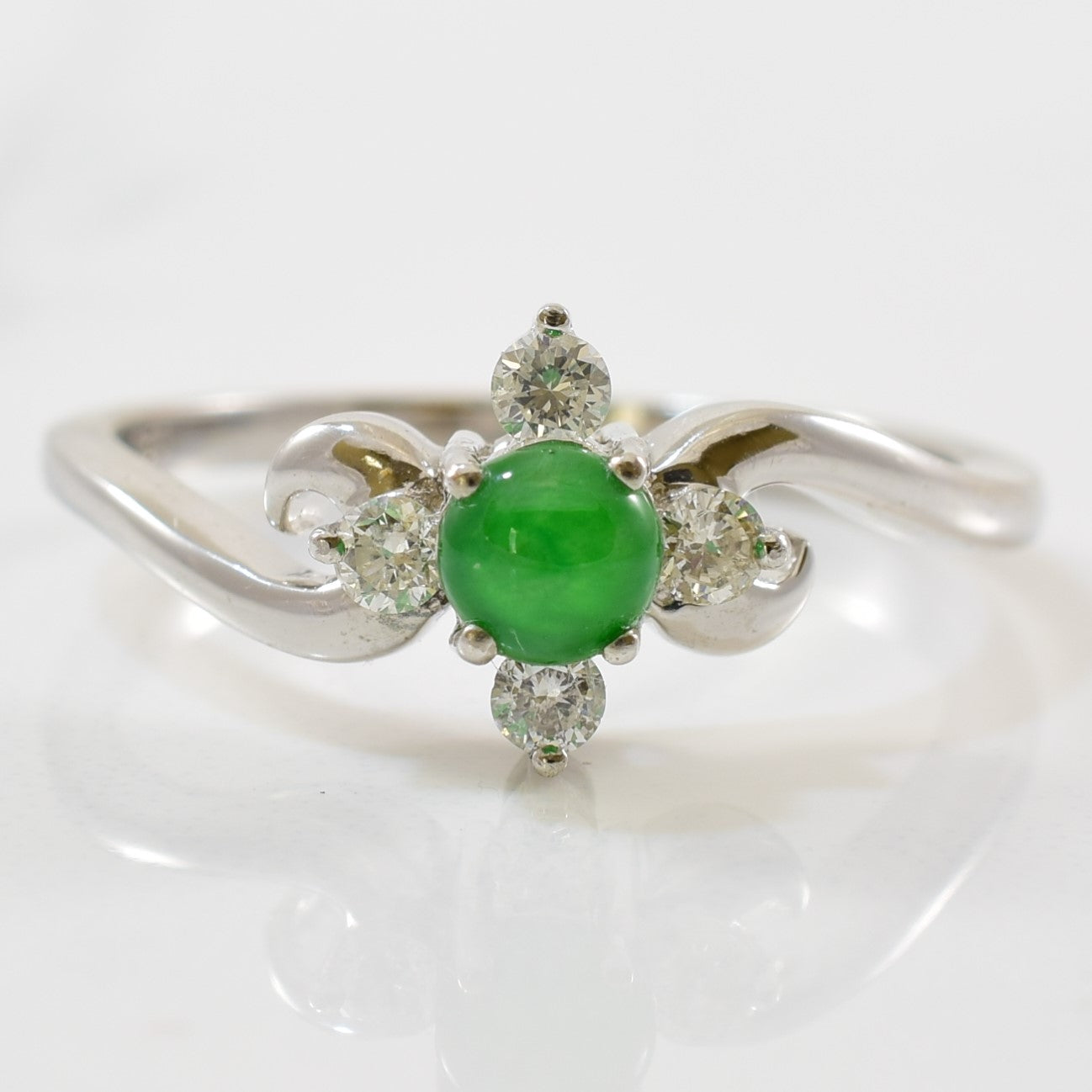 Bague contournée en jade et diamants | 0,12 ct au total, 0,40 ct | Taille 6,5 |