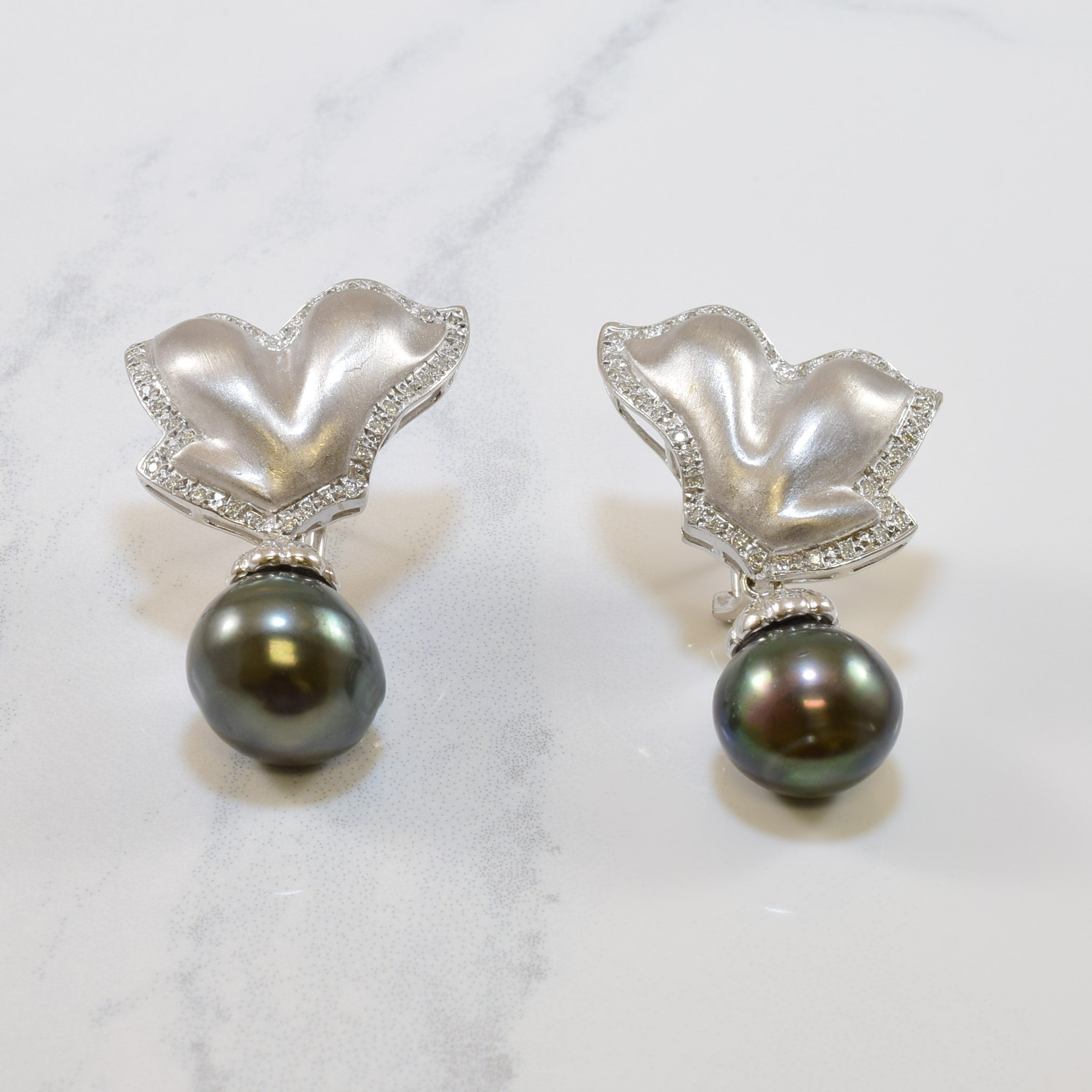 Boucles d'oreilles pendantes en perles de Tahiti et diamants | 28,00 ct, 0,26 ct au total |