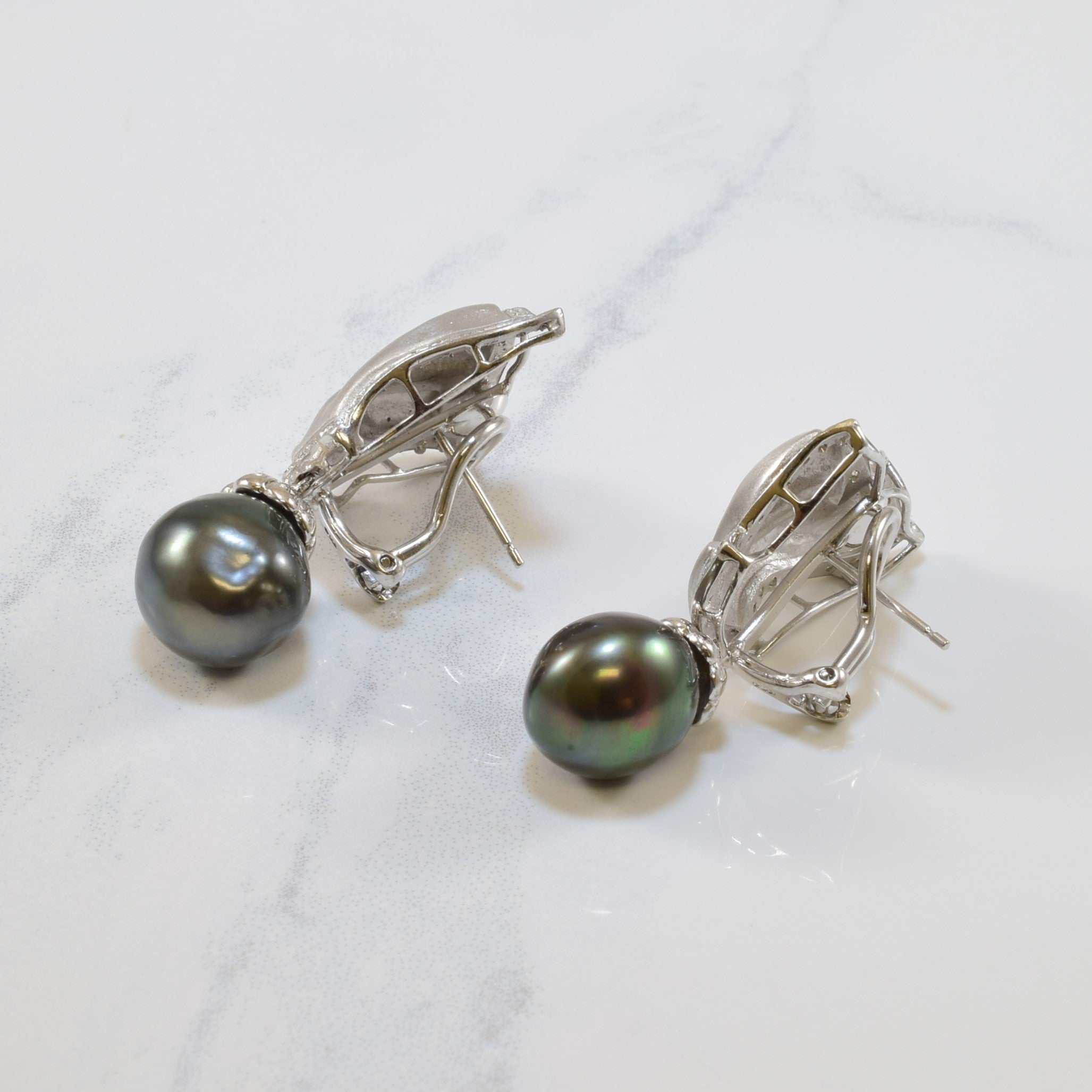 Boucles d'oreilles pendantes en perles de Tahiti et diamants | 28,00 ct, 0,26 ct au total |