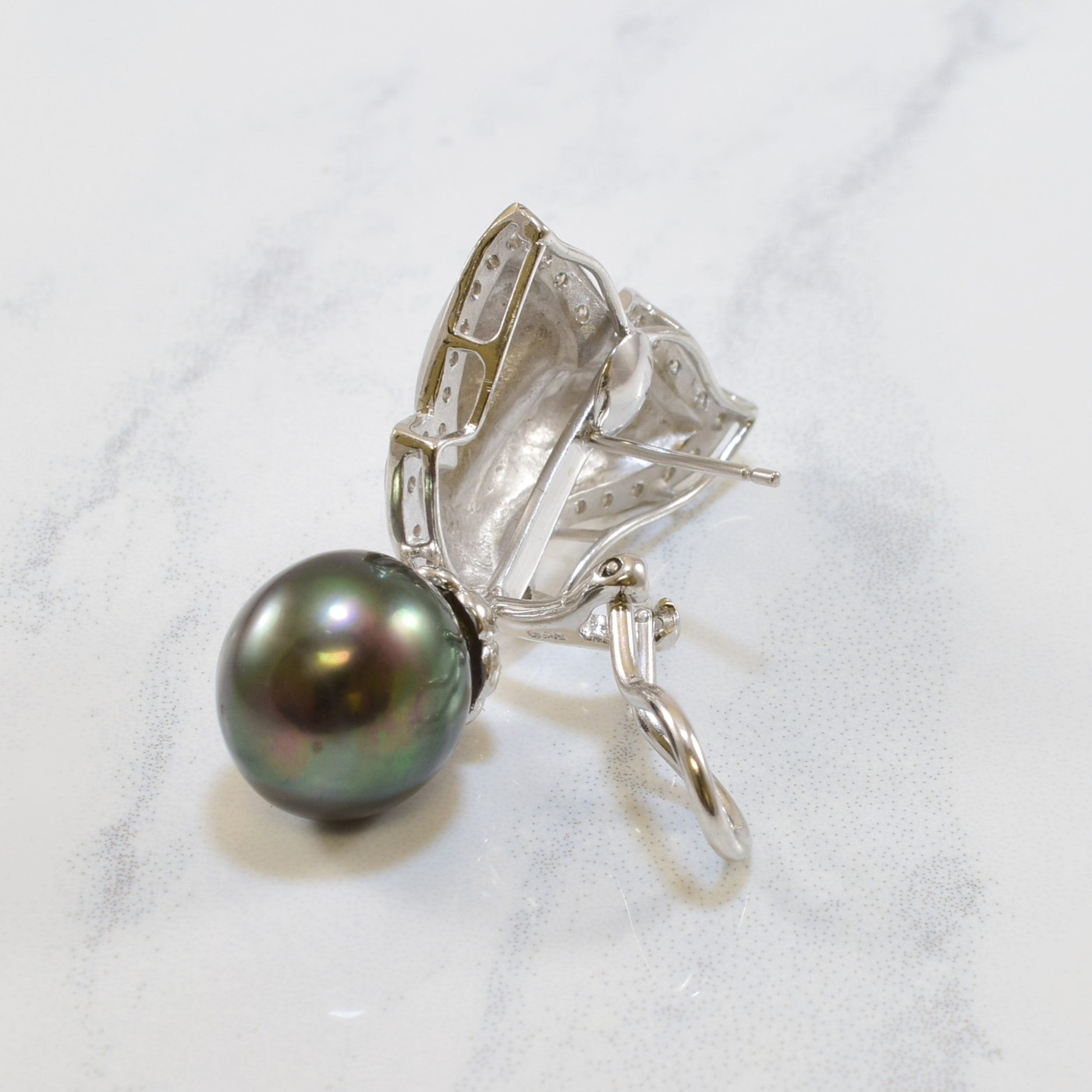 Boucles d'oreilles pendantes en perles de Tahiti et diamants | 28,00 ct, 0,26 ct au total |