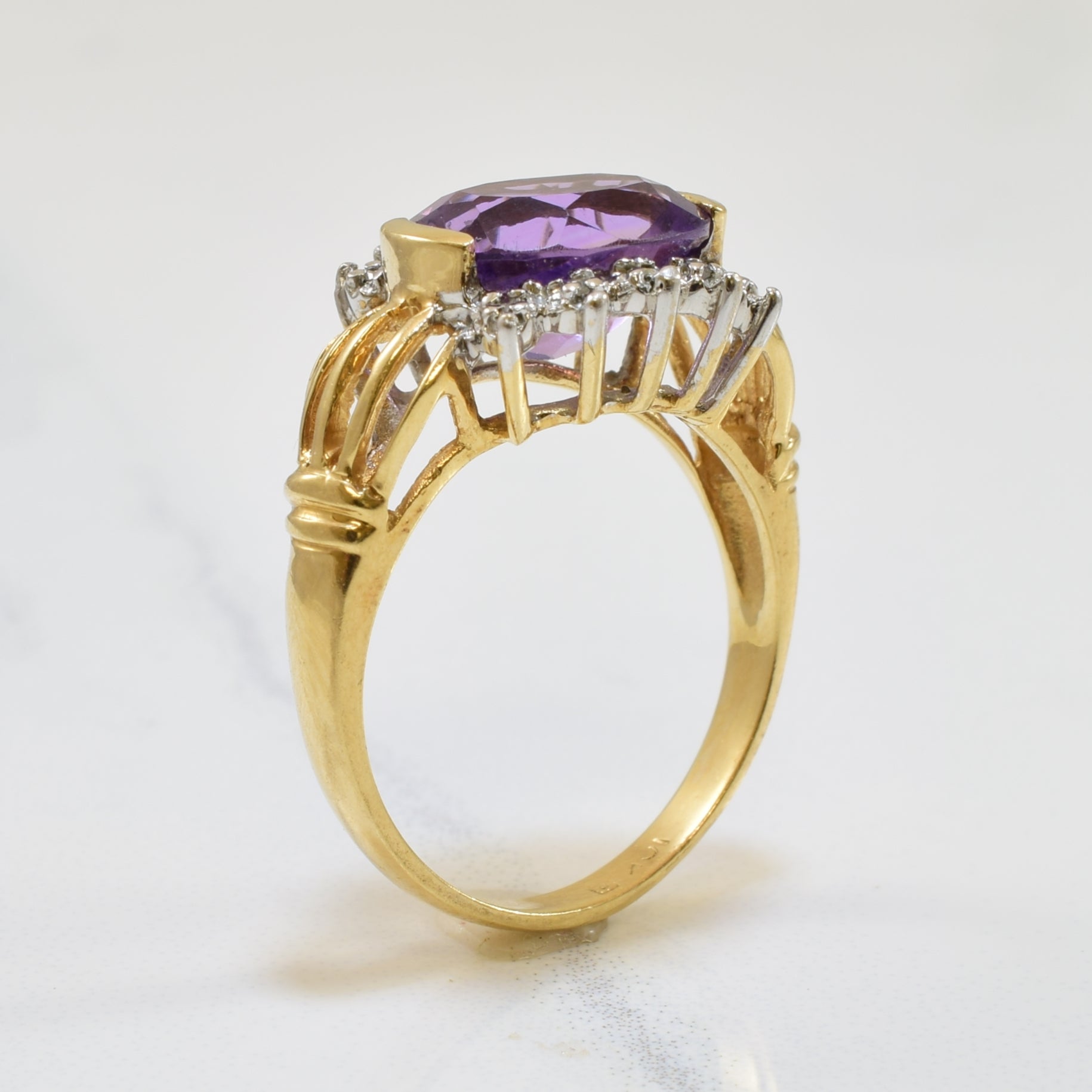 Oval Amethyst & Diamond Ring | 2.75ct, 0.04ctw | SZ 5.5 |
