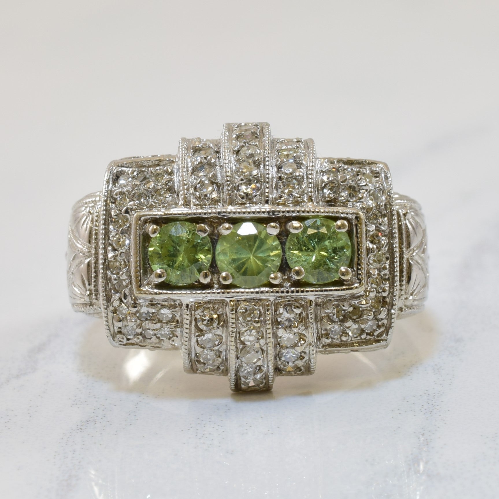 Bague style Art déco en grenat démantoïde et diamants | 0,75 ct, 0,35 ct | Taille 8 |