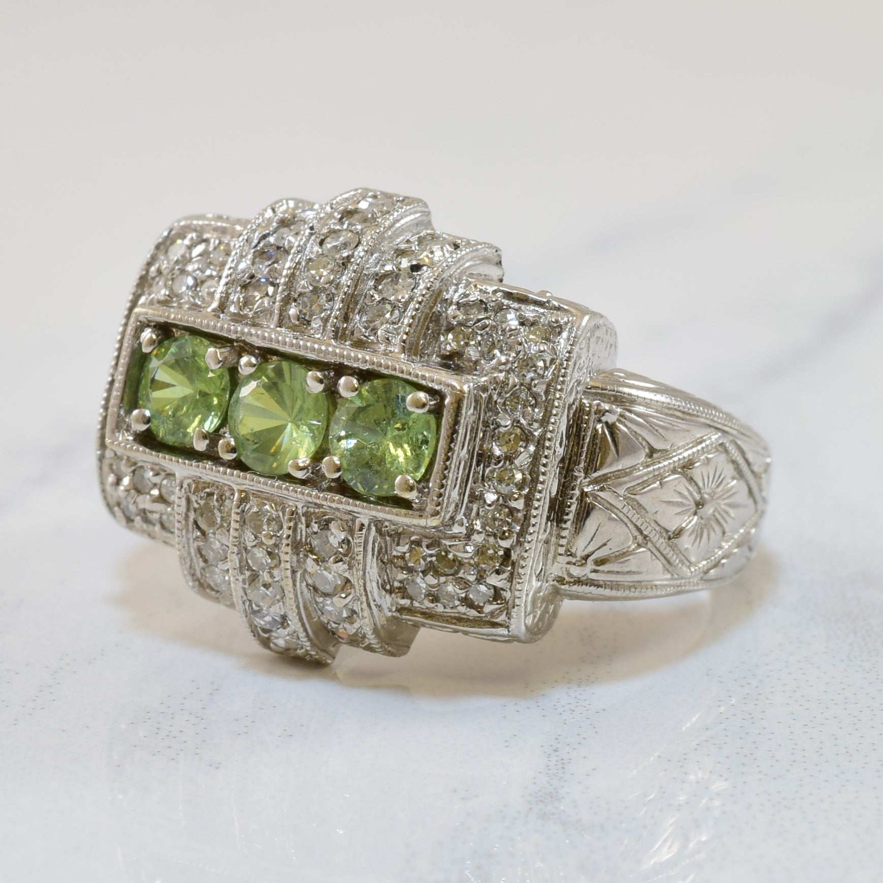 Bague style Art déco en grenat démantoïde et diamants | 0,75 ct, 0,35 ct | Taille 8 |