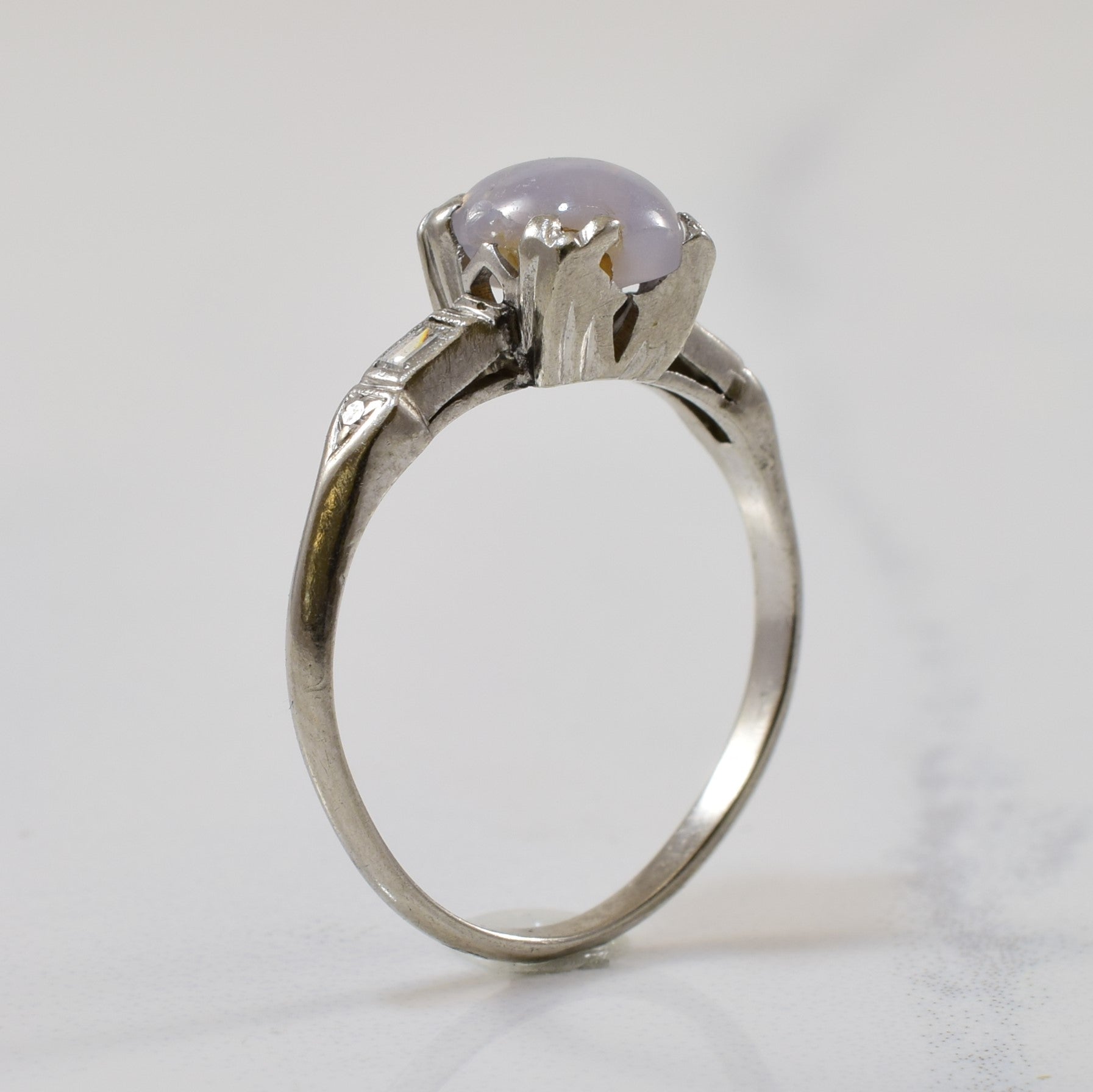 Bague Art Déco en saphir étoilé gris et diamants | 1,90 ct, 0,04 ct au total | Taille 5,25 |
