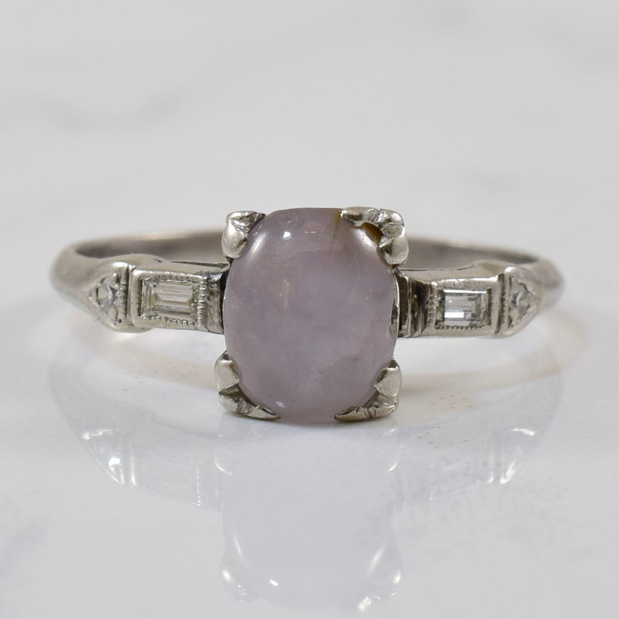 Bague Art Déco en saphir étoilé gris et diamants | 1,90 ct, 0,04 ct au total | Taille 5,25 |