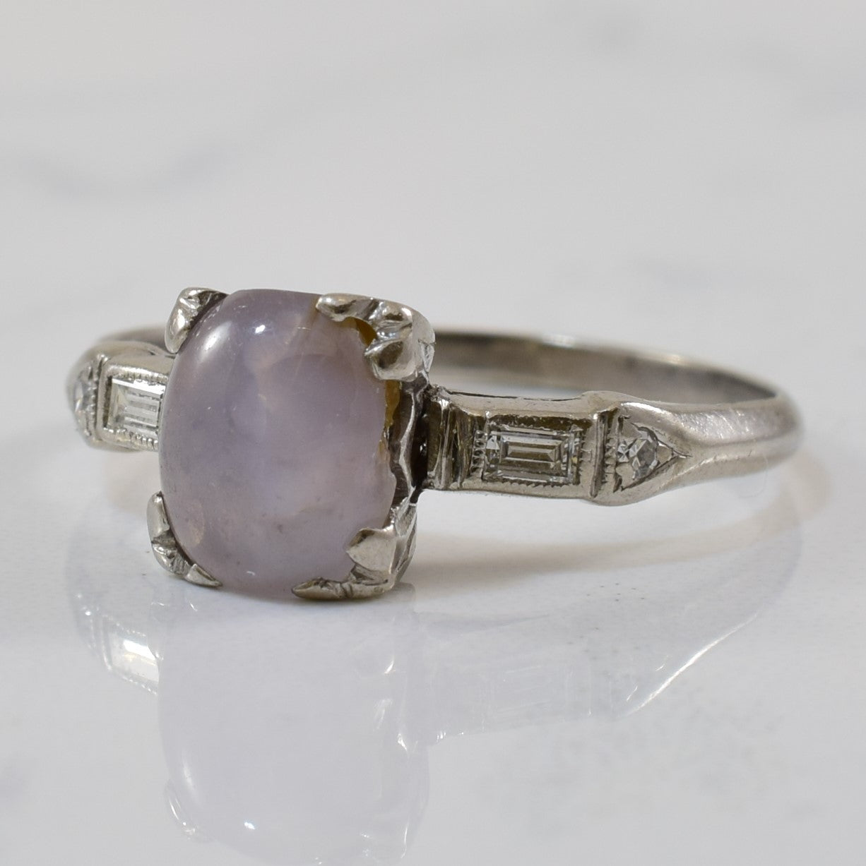 Bague Art Déco en saphir étoilé gris et diamants | 1,90 ct, 0,04 ct au total | Taille 5,25 |