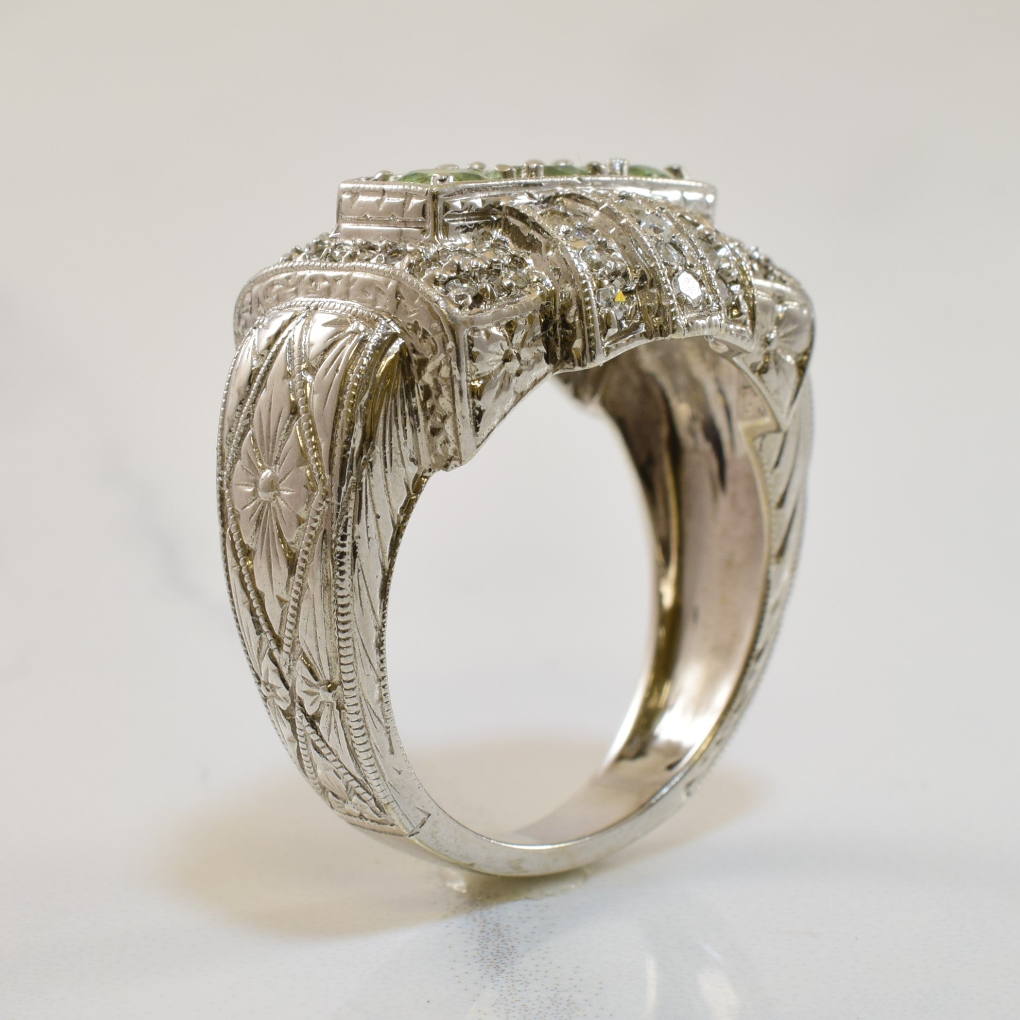 Bague style Art déco en grenat démantoïde et diamants | 0,75 ct, 0,35 ct | Taille 8 |