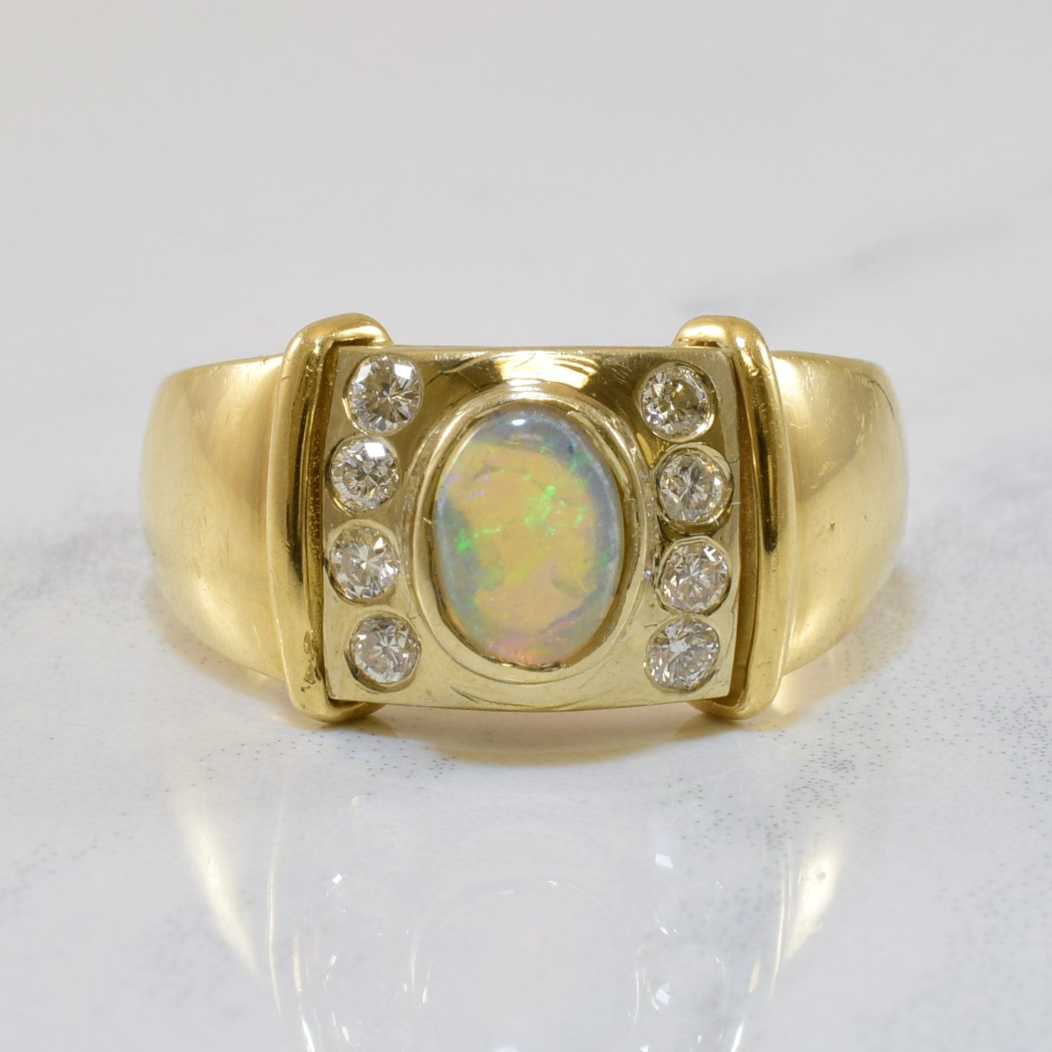 Bague cocktail sertie clos d'opale et de diamants | 0,35 ct, 0,24 ct au total | Taille 8 |