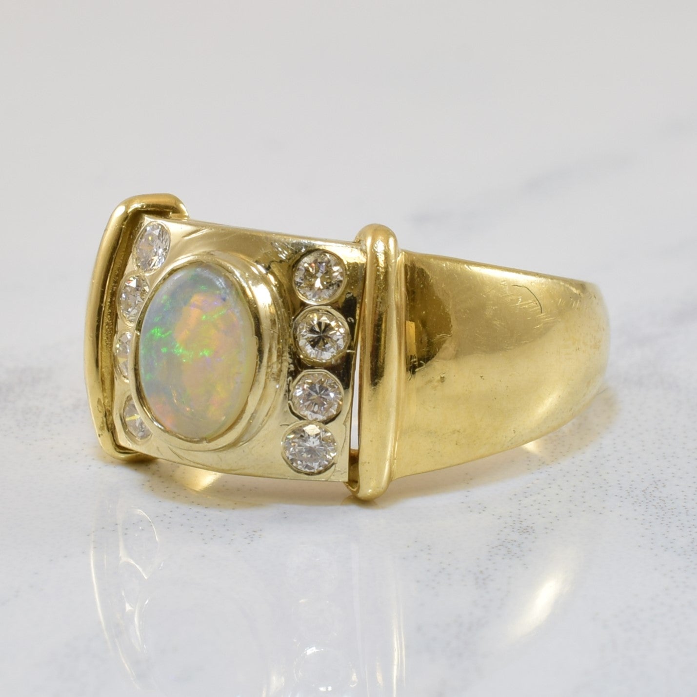 Bague cocktail sertie clos d'opale et de diamants | 0,35 ct, 0,24 ct au total | Taille 8 |