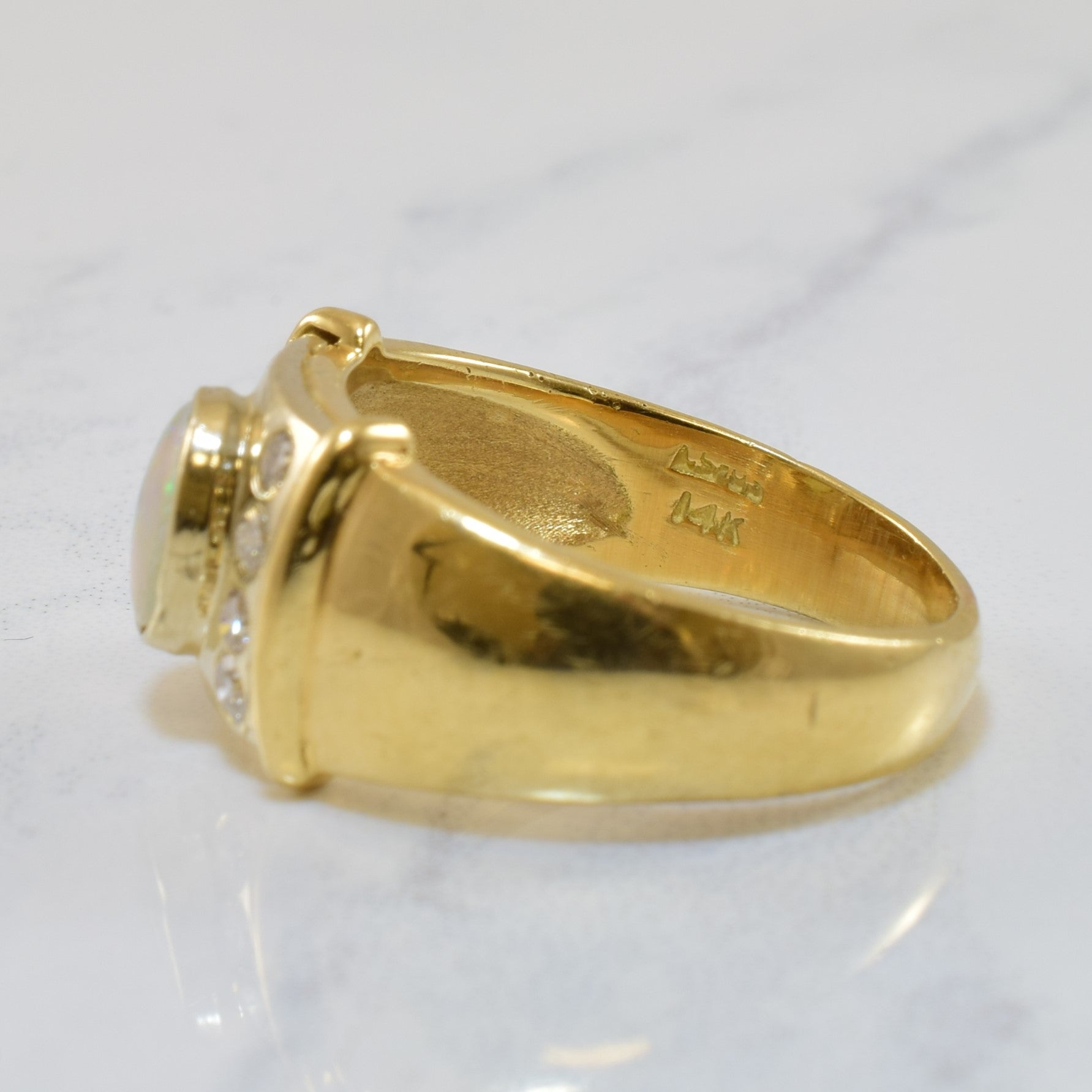 Bague cocktail sertie clos d'opale et de diamants | 0,35 ct, 0,24 ct au total | Taille 8 |