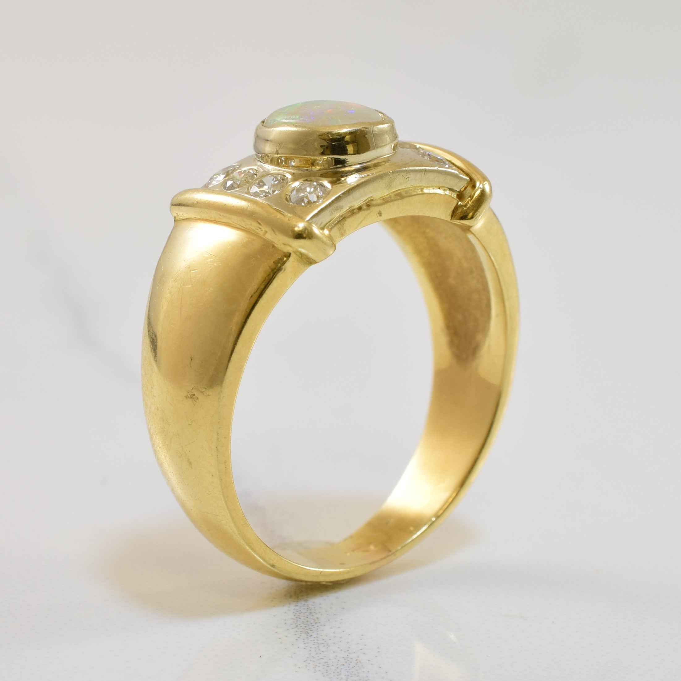 Bague cocktail sertie clos d'opale et de diamants | 0,35 ct, 0,24 ct au total | Taille 8 |