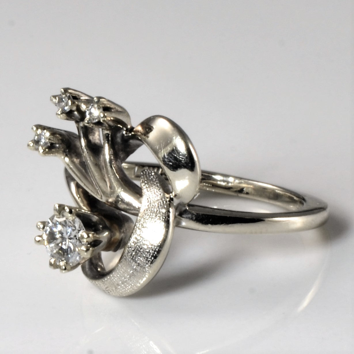 Bague abstraite en diamant rond brillant | 0,28 ct | Taille 4,5 |