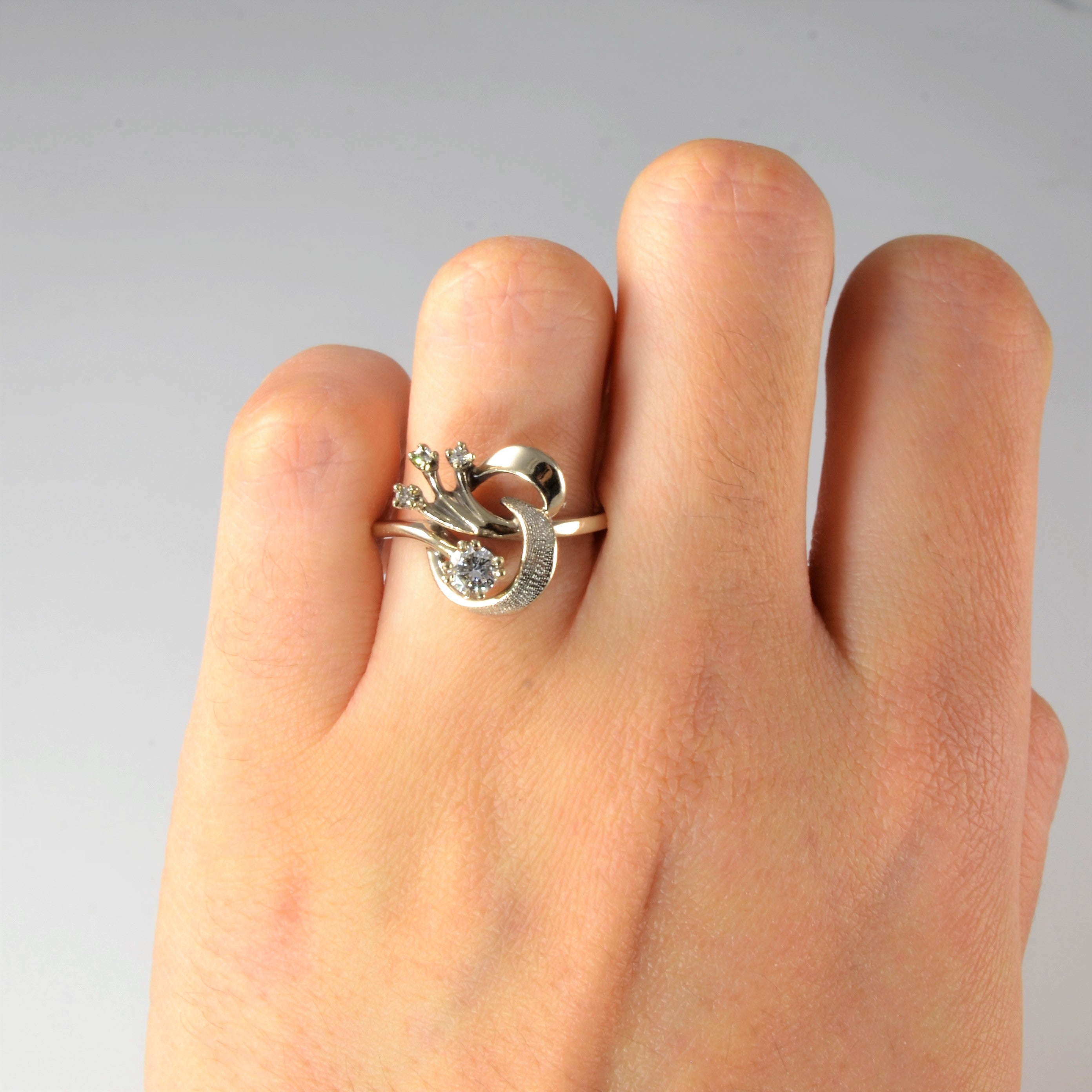 Bague abstraite en diamant rond brillant | 0,28 ct | Taille 4,5 |