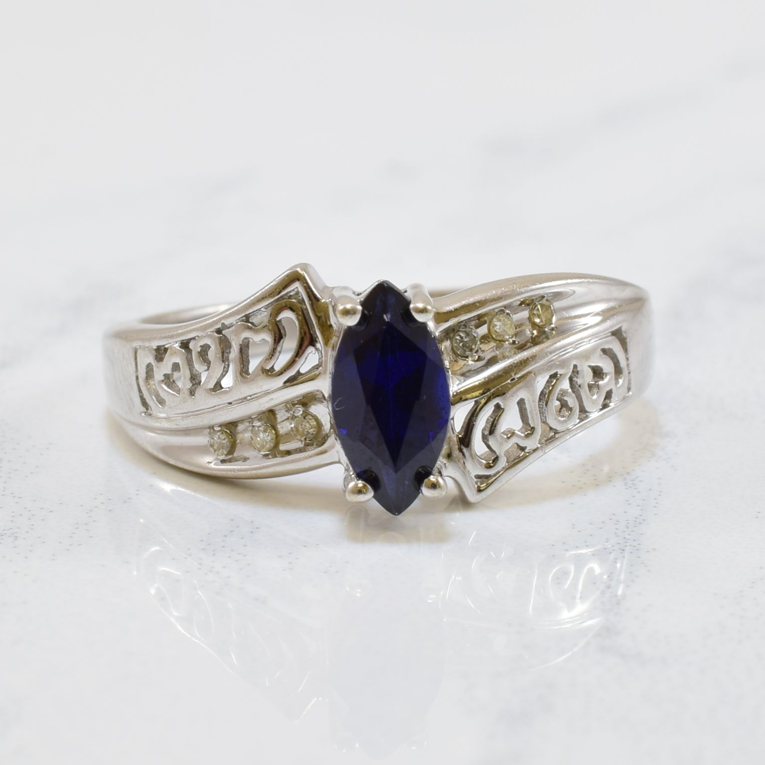 Bague en saphir bleu synthétique et diamants | 0,60 ct, 0,02 ct au total | Taille 7 |