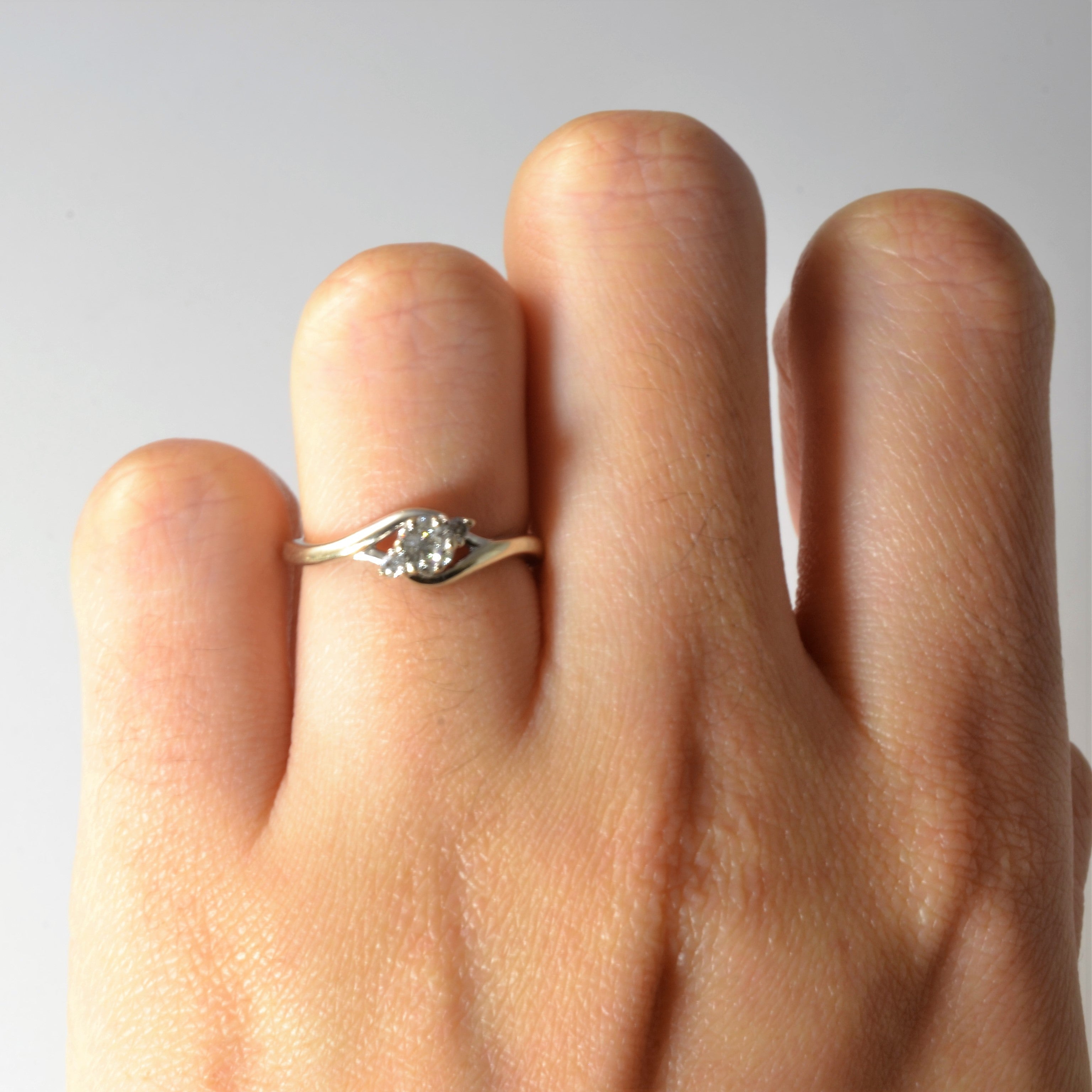 Bague trois diamants sertie de diamants croisés | 0,08 ct | Taille 4,25 |