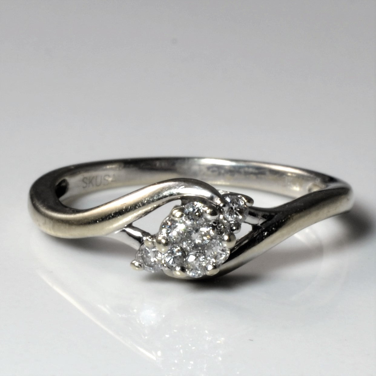 Bague trois diamants sertie de diamants croisés | 0,08 ct | Taille 4,25 |