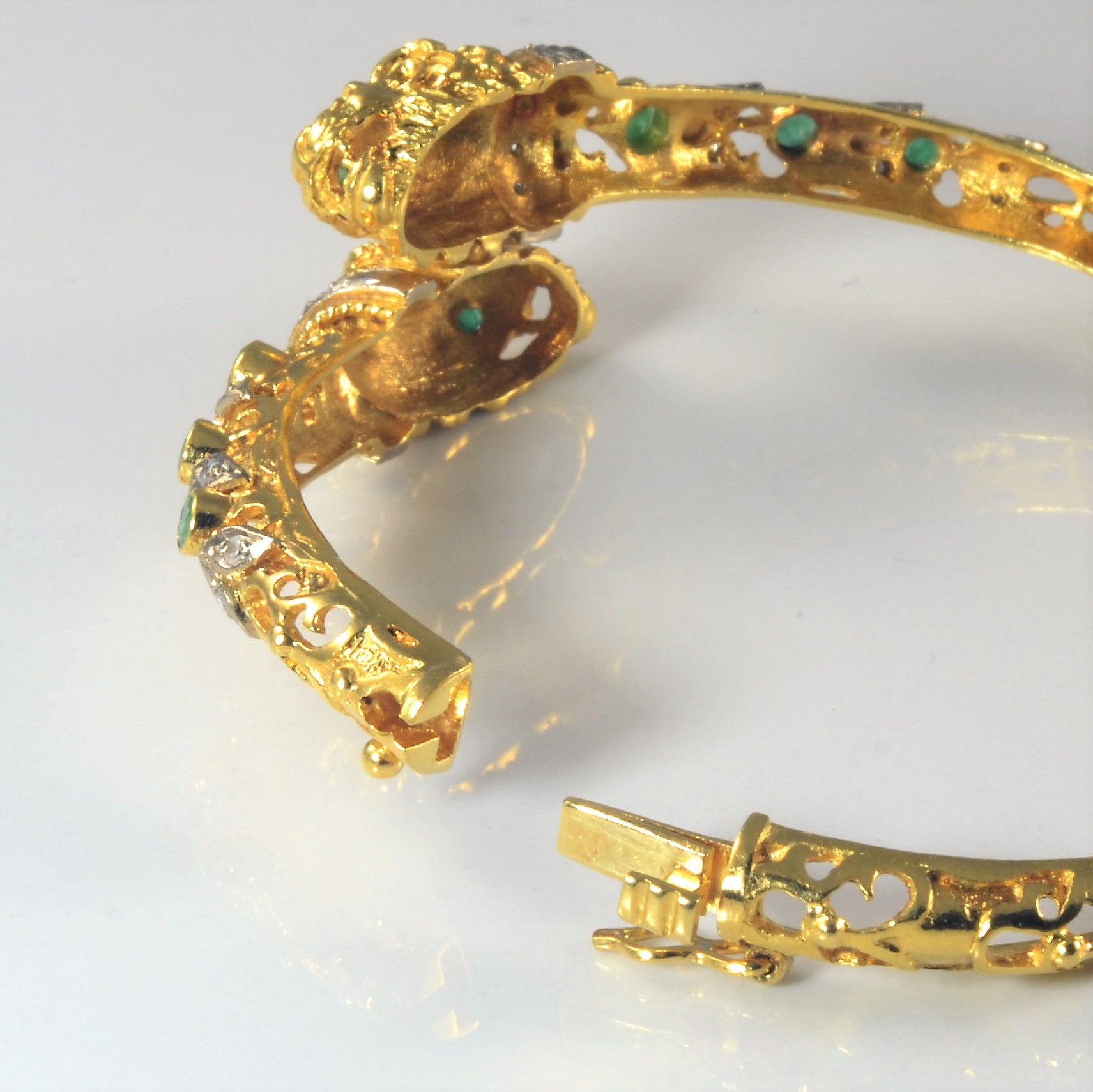 Bracelet jonc Lion Émeraude Bypass | 0,60 ct, 0,26 ct | 17,8 cm |