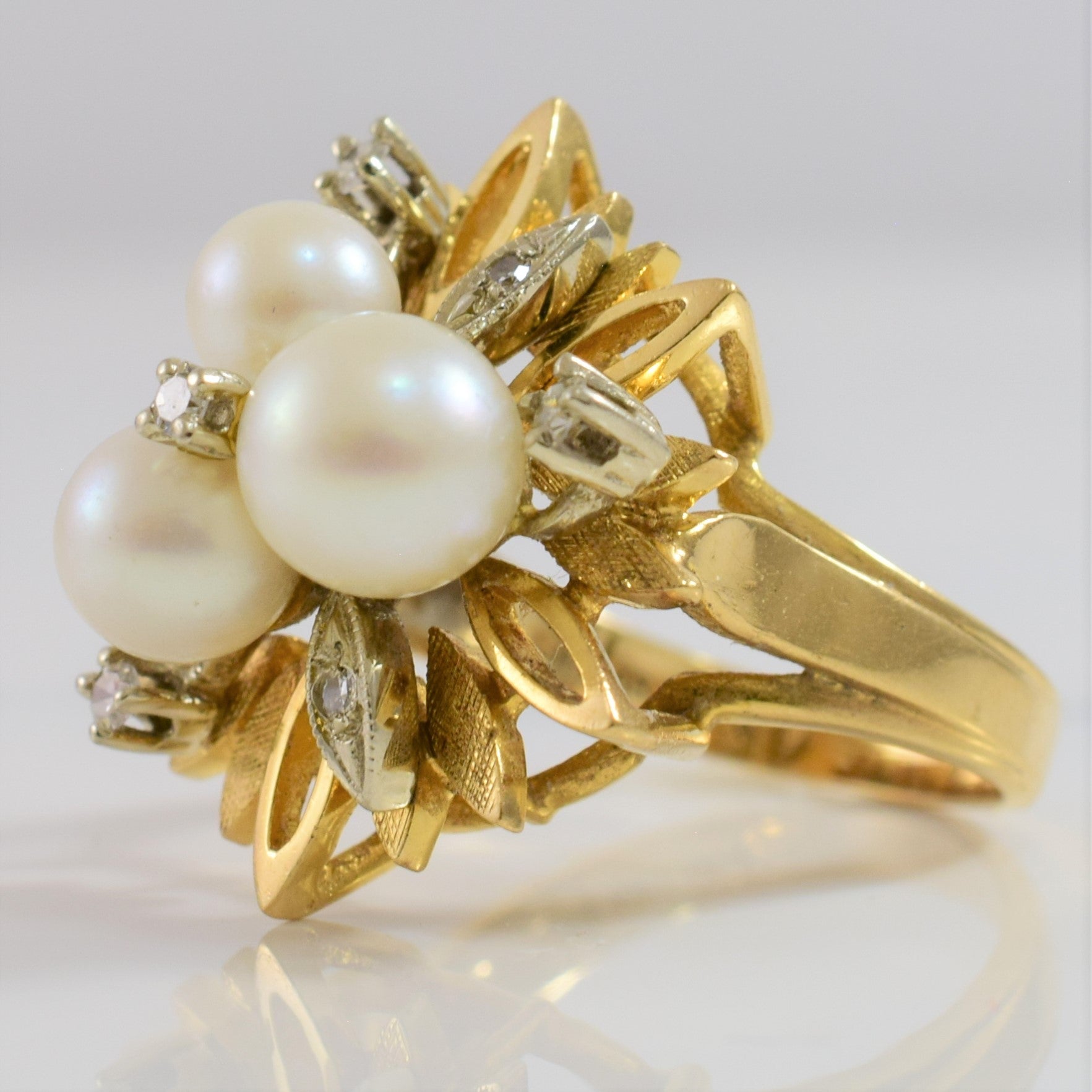 Pearl Cluster and Diamond Ring | 0.12 ctw SZ 6.75 |