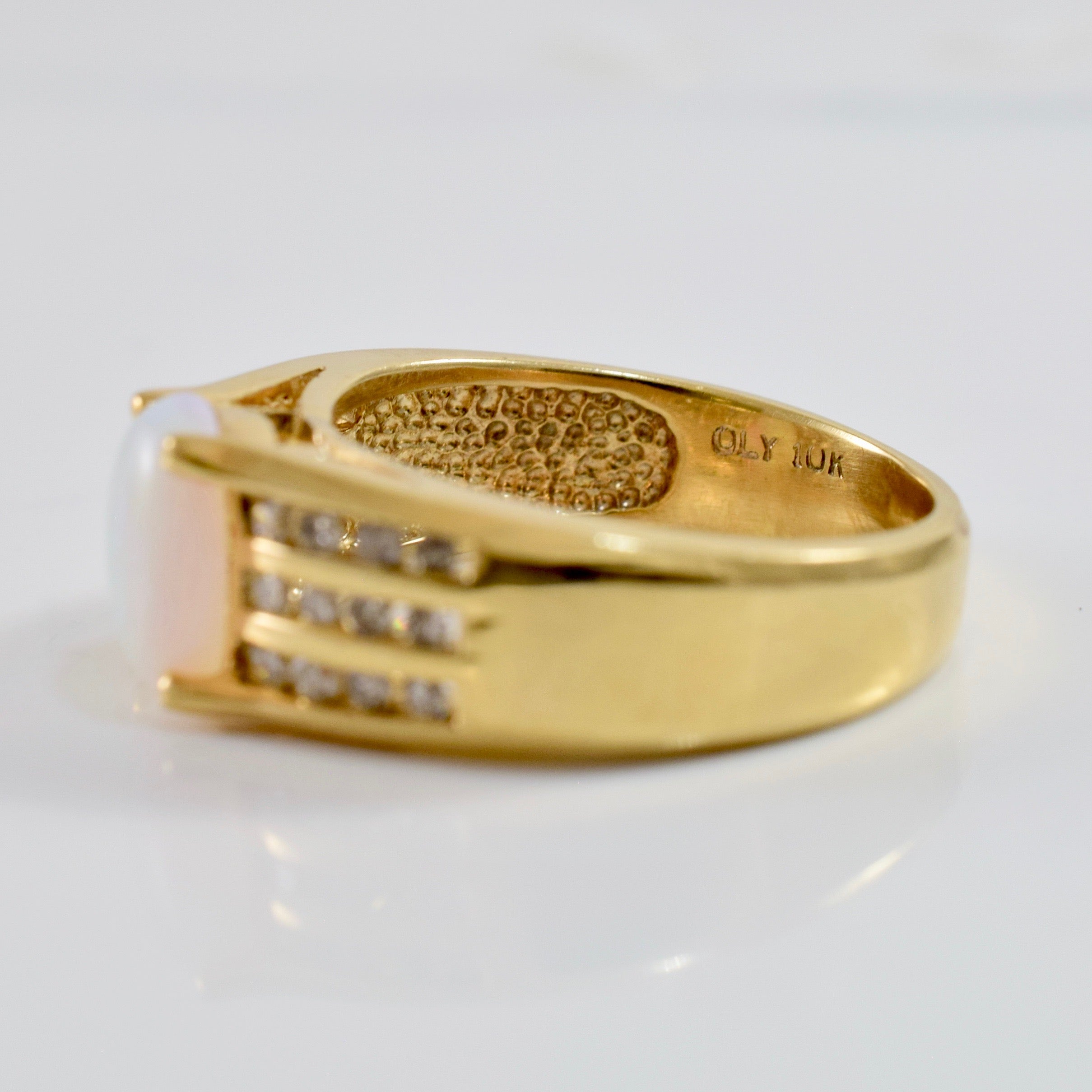 Bague avec opale et diamants | 0,30 ct au total | Taille 7,5 |