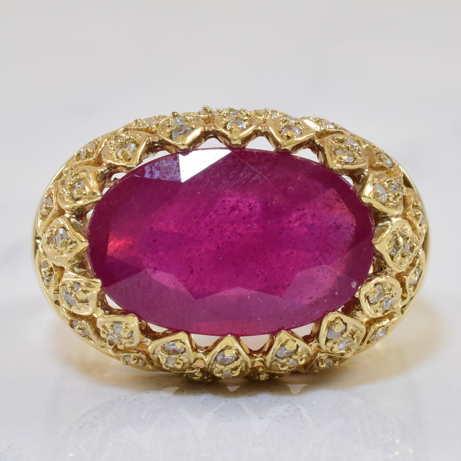 Bague dôme en filigrane rubis et diamants | 4,8 ct, 0,16 ct au total | Taille 7,25 |