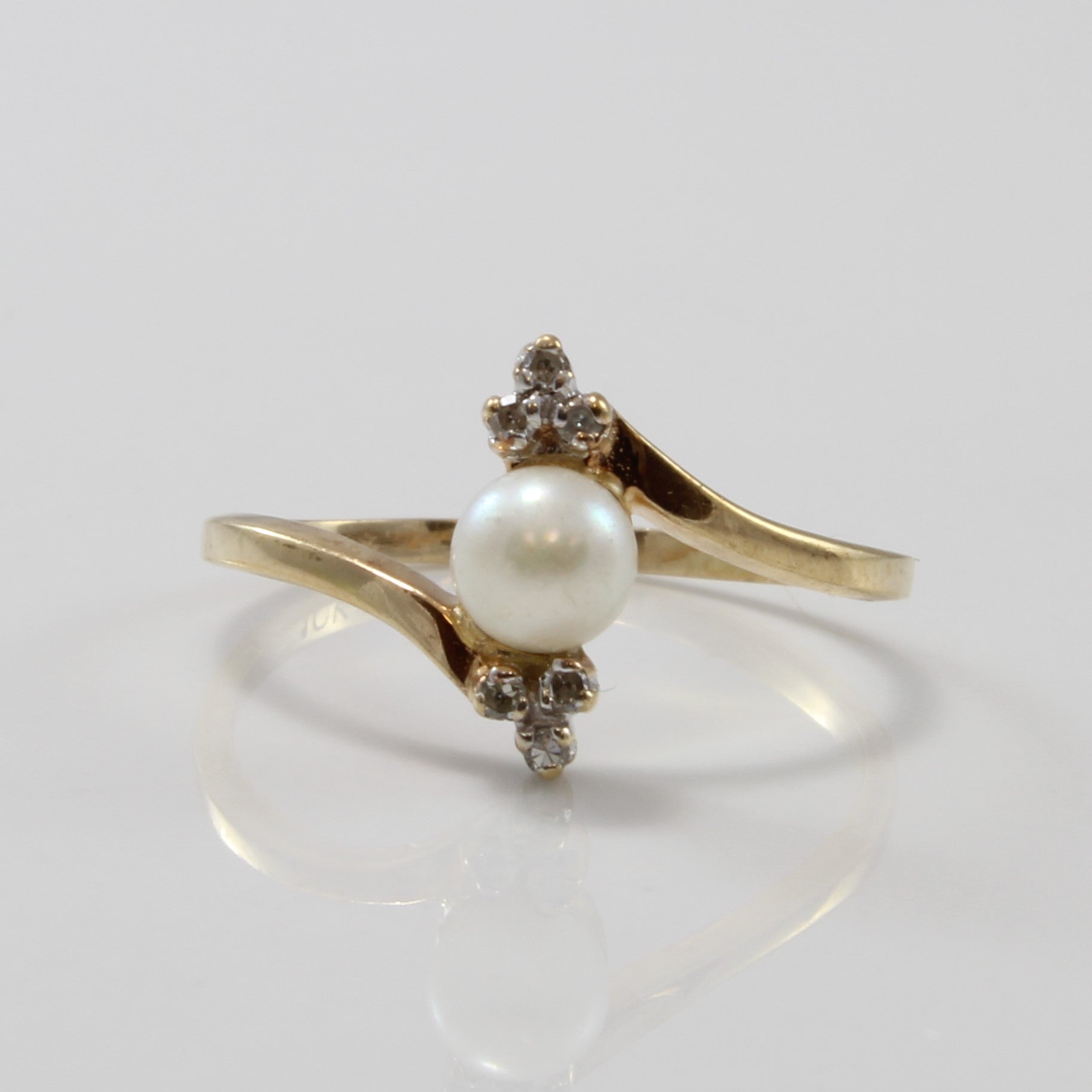 Bague croisée perle et diamant | 0,80 ct, 0,02 ct au total | Taille 6,75 |