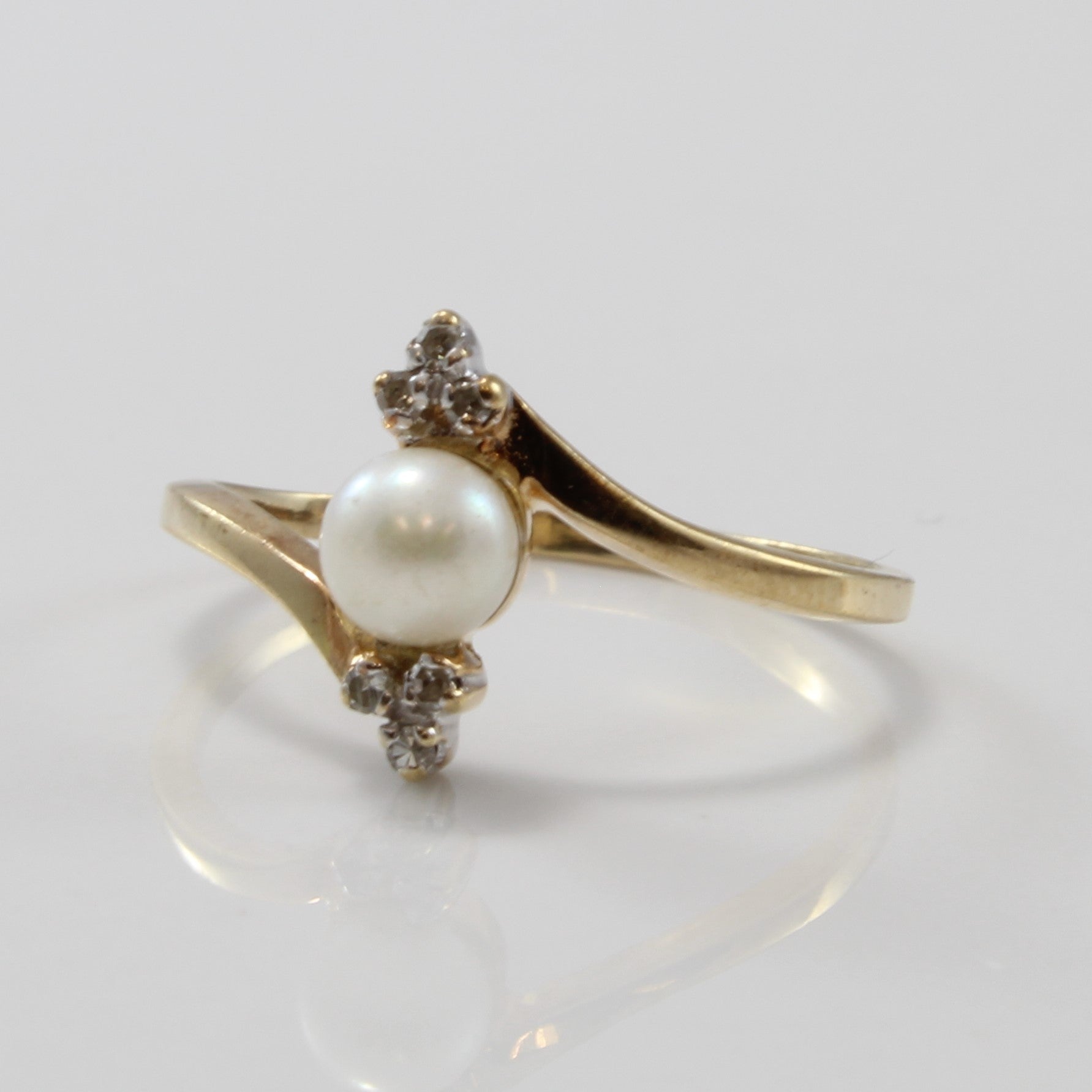 Bague croisée perle et diamant | 0,80 ct, 0,02 ct au total | Taille 6,75 |