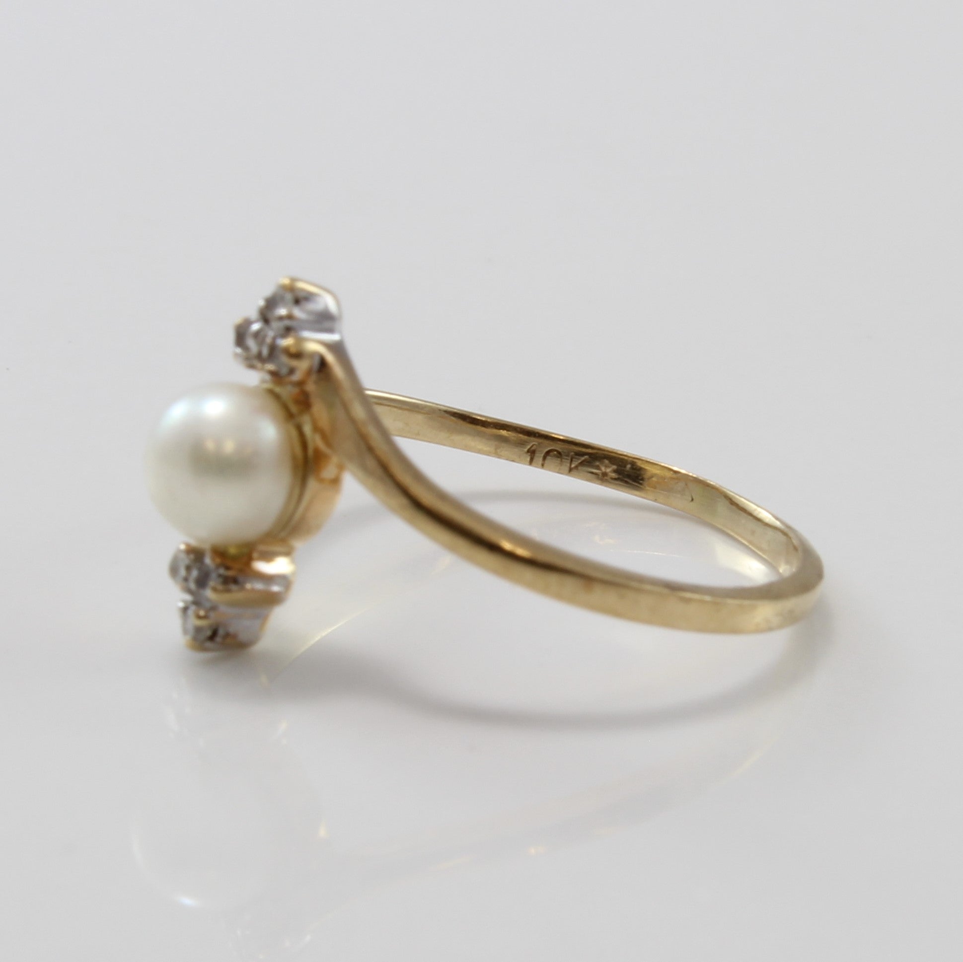 Bague croisée perle et diamant | 0,80 ct, 0,02 ct au total | Taille 6,75 |