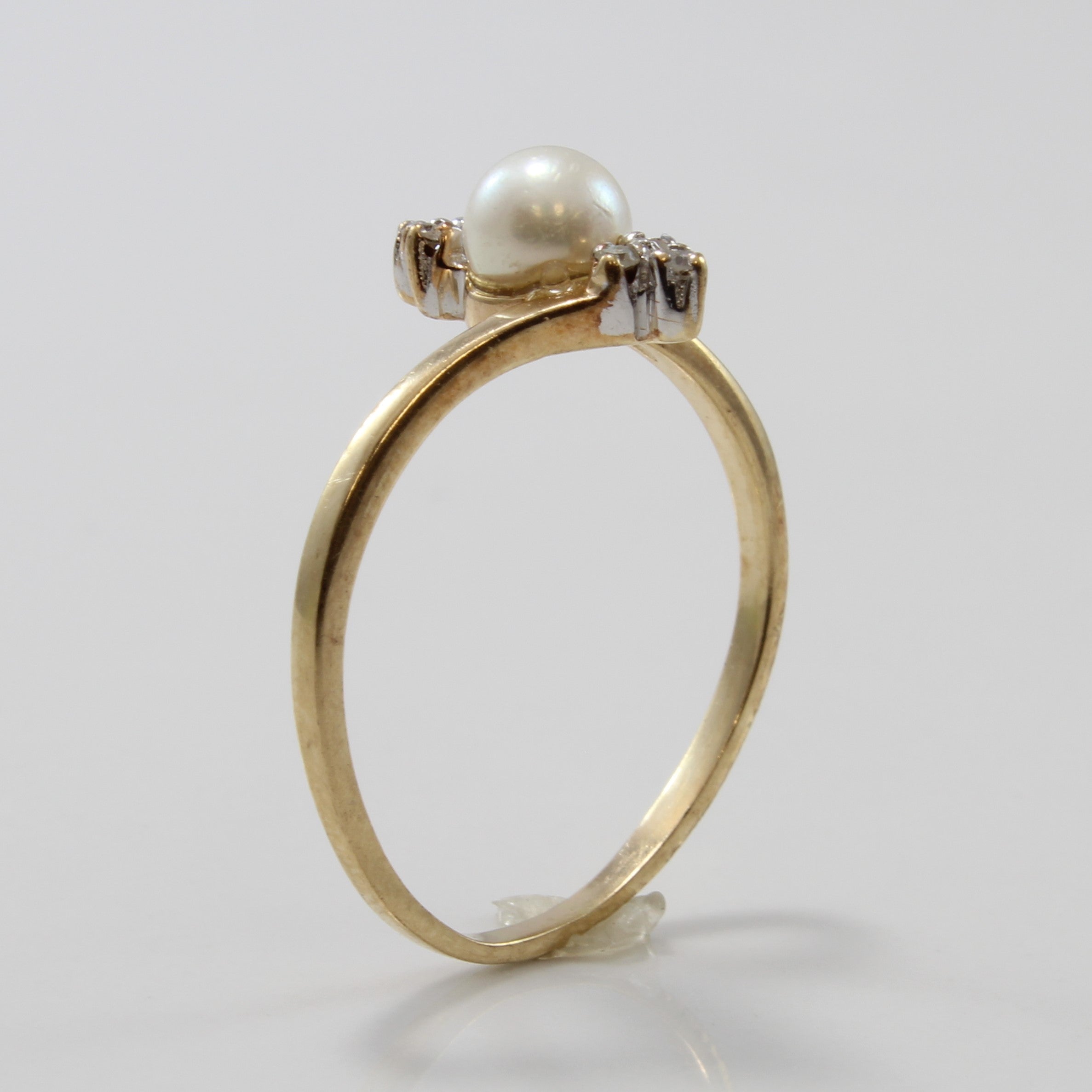 Bague croisée perle et diamant | 0,80 ct, 0,02 ct au total | Taille 6,75 |