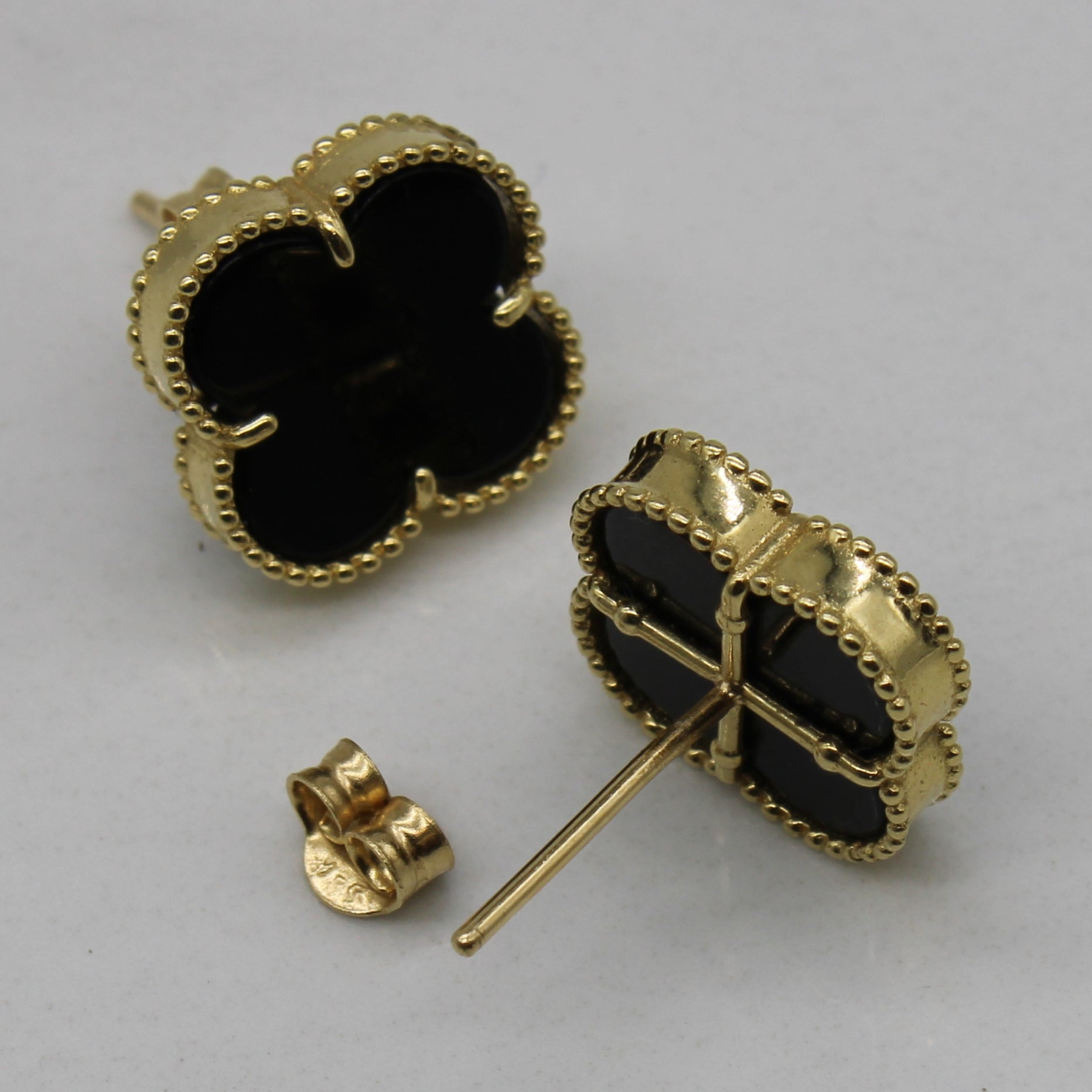 Ensemble boucles d'oreilles et pendentif trèfle à quatre feuilles en onyx | 9,00 ctw |