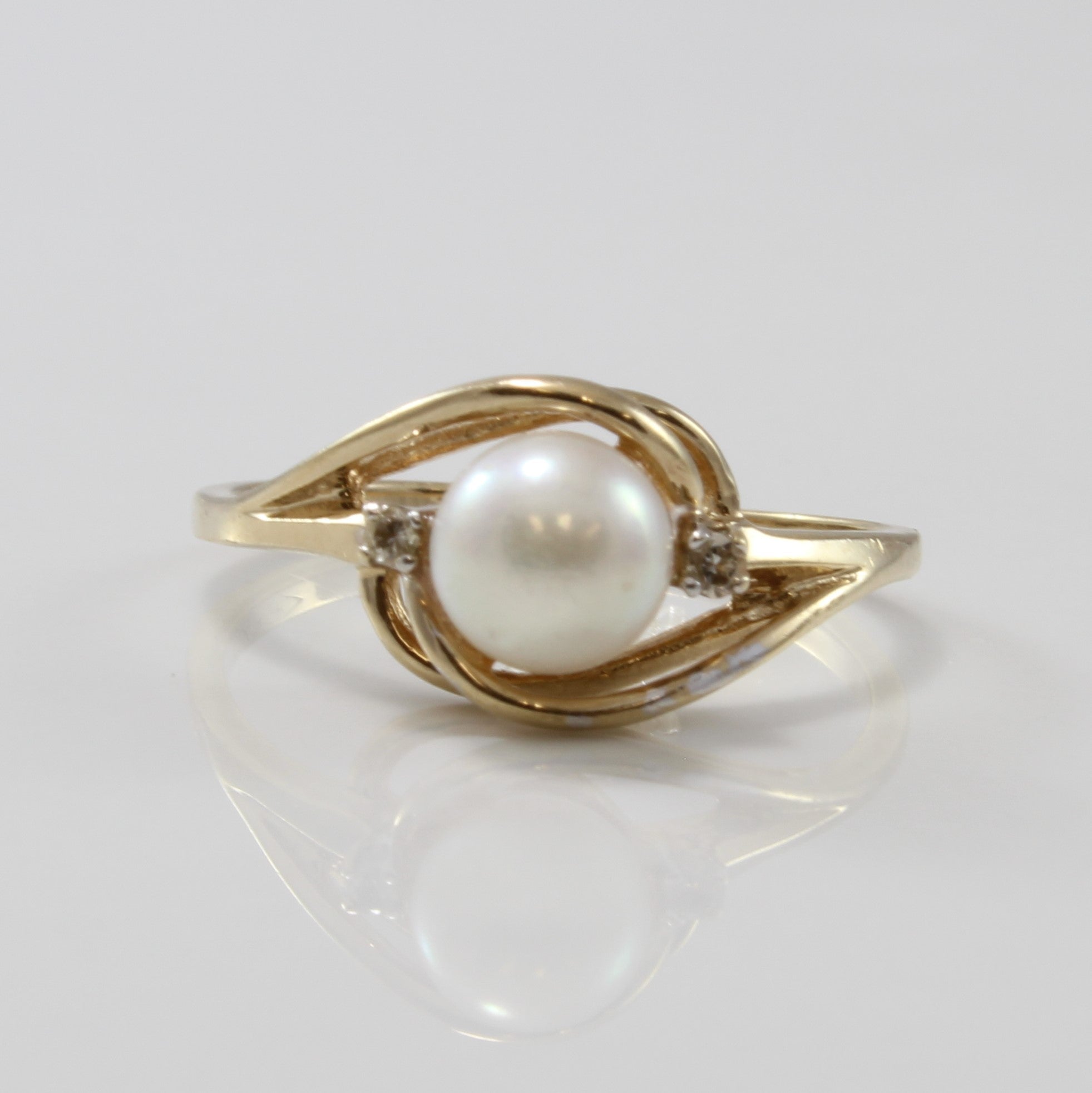 Bague en perle avec accents de diamants | 1,40 ct, 0,02 ct au total | Taille 6,5 |