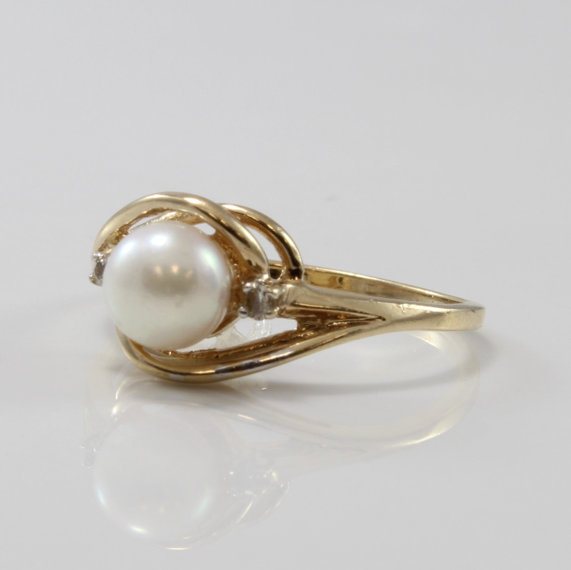 Bague en perle avec accents de diamants | 1,40 ct, 0,02 ct au total | Taille 6,5 |