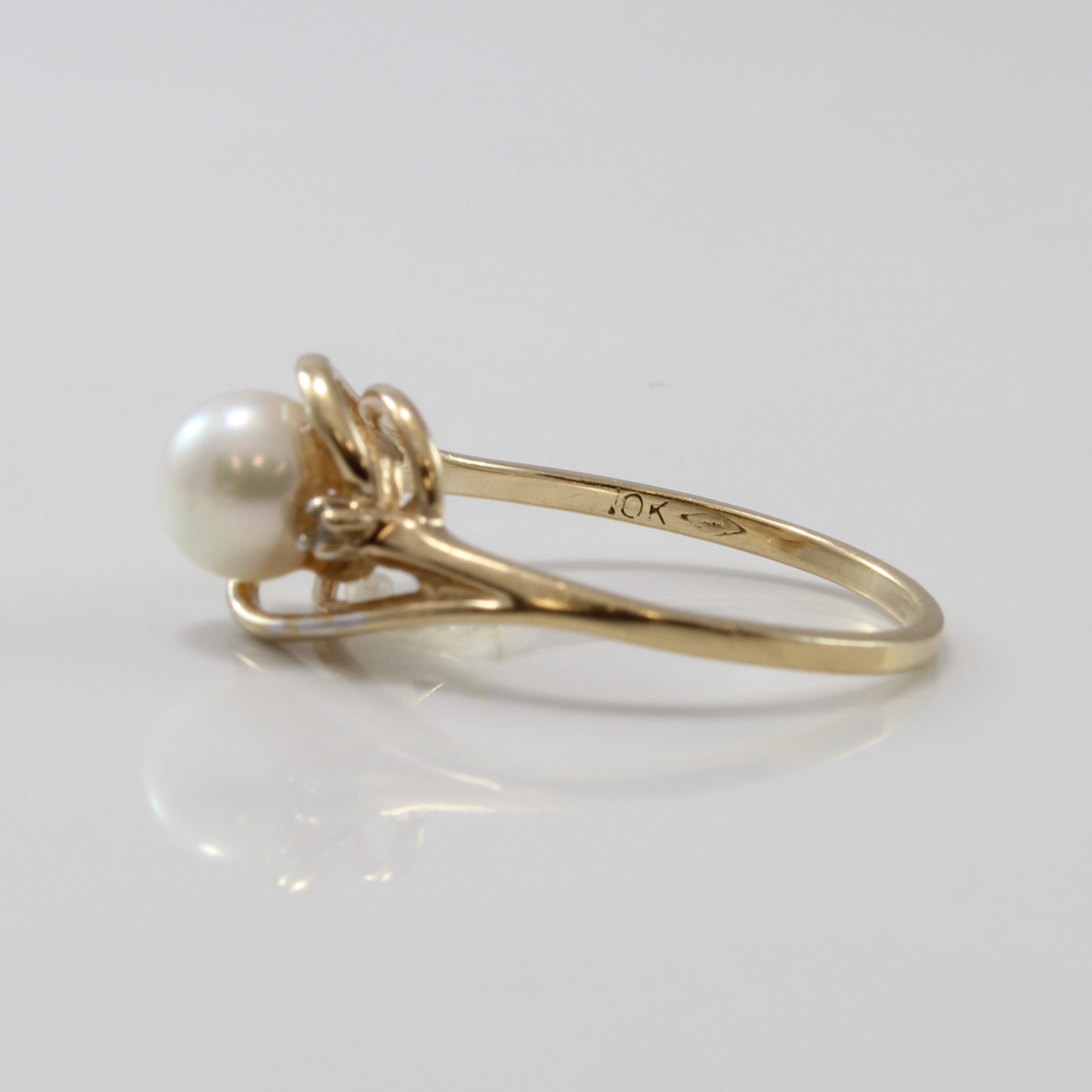 Bague en perle avec accents de diamants | 1,40 ct, 0,02 ct au total | Taille 6,5 |