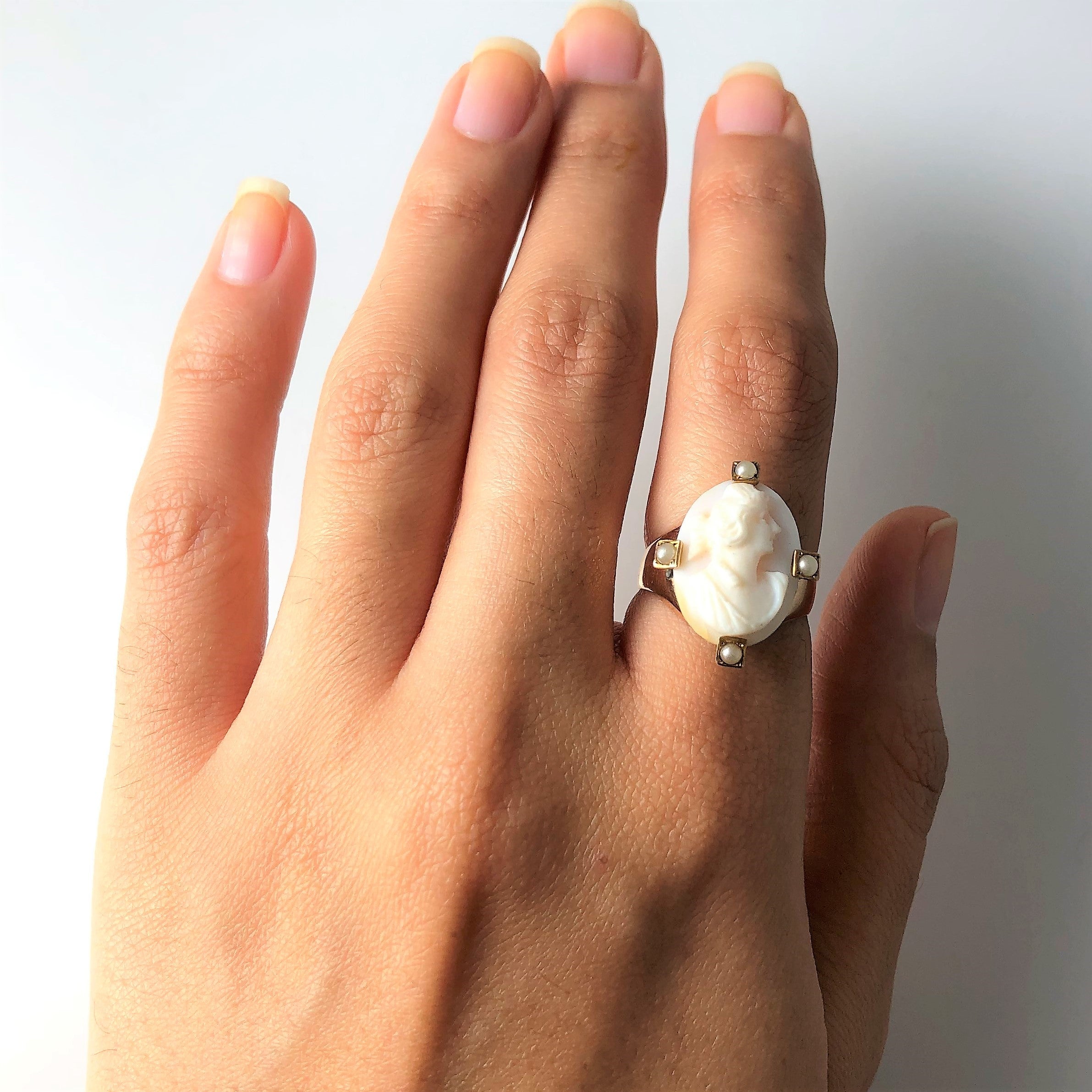 Bague camée et perle en forme de bouclier des années 1930 | Taille 6,5 |