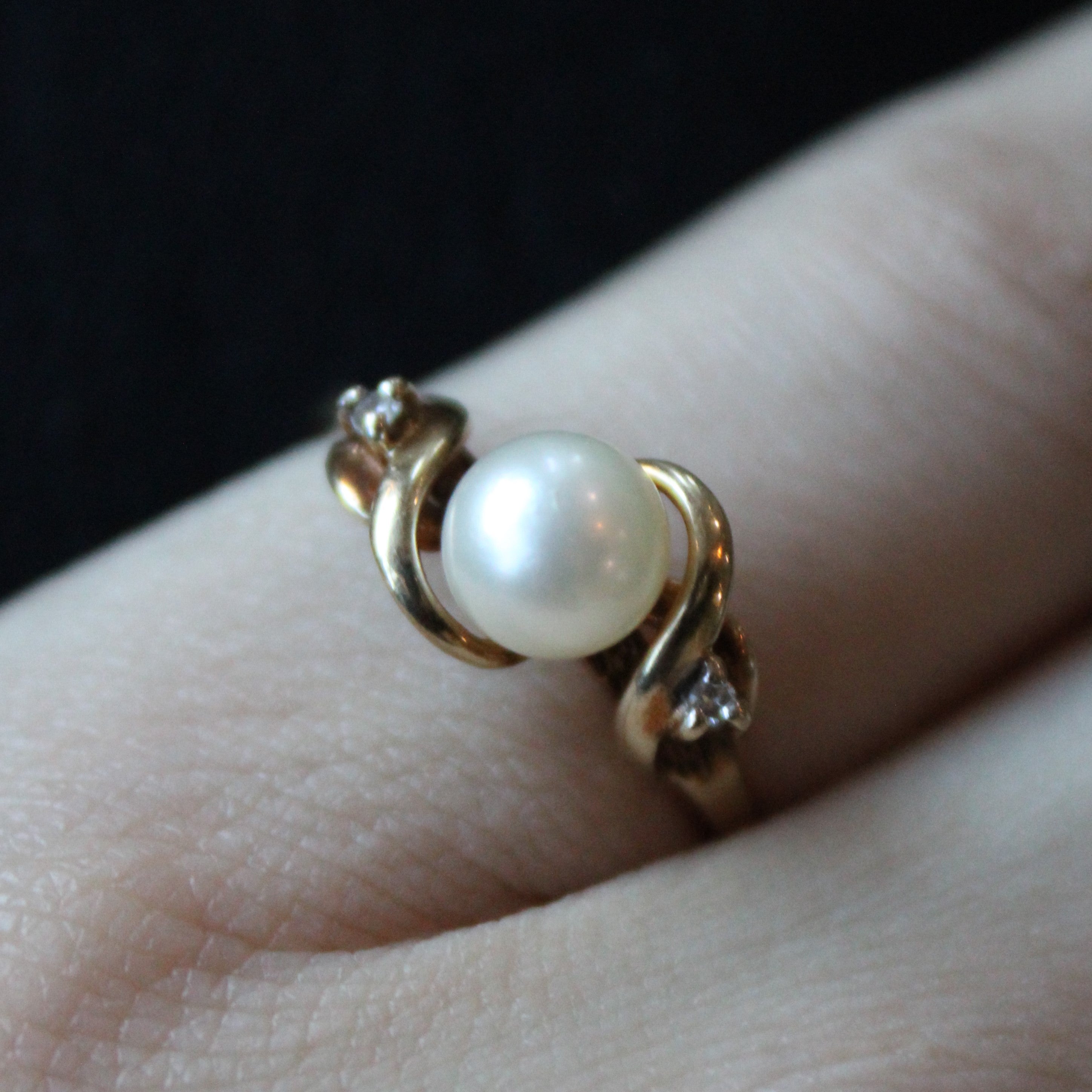 Pearl & Diamond Twist Ring | 0.02ctw | SZ 6.75 |