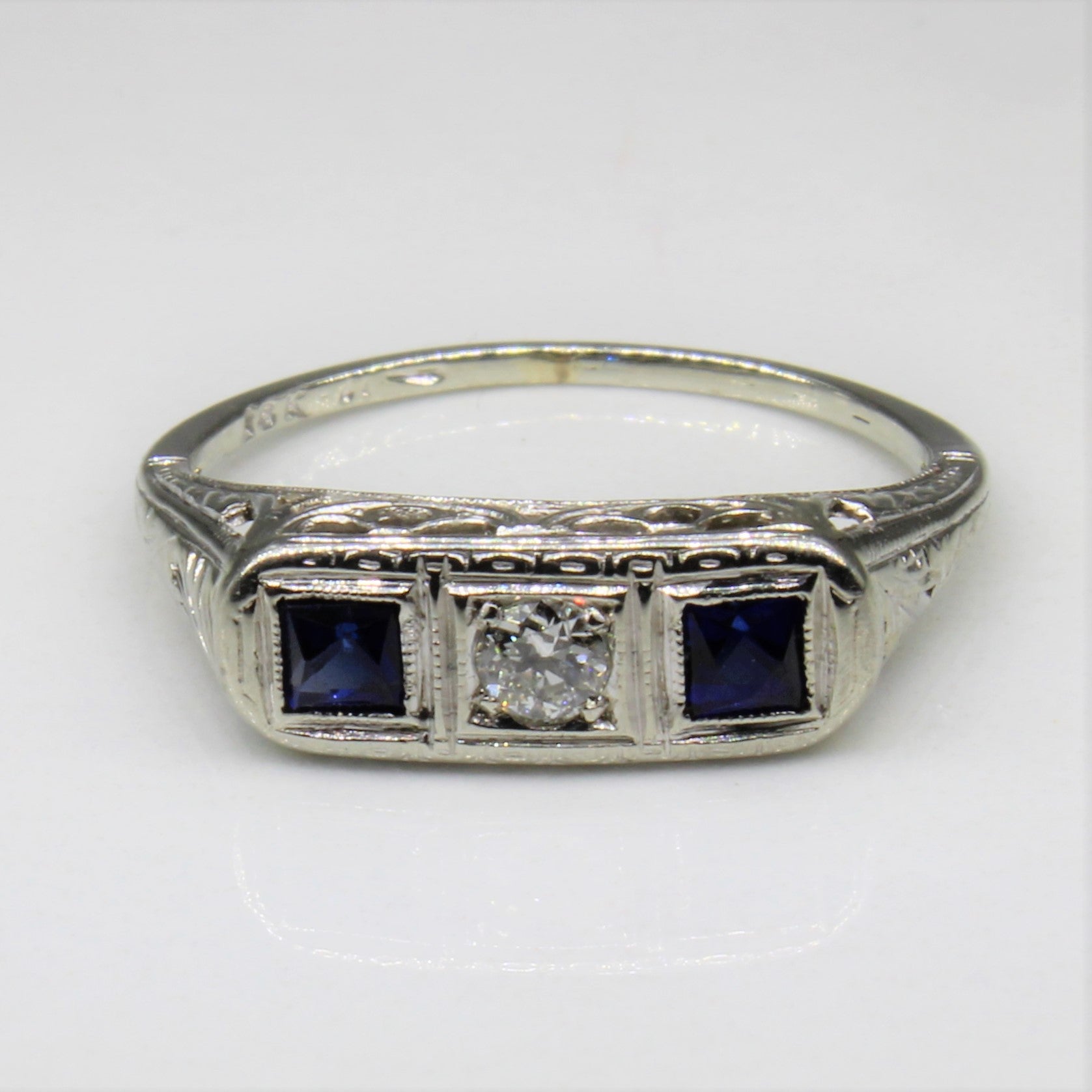 Bague Art Déco en saphir et diamants | 0,26 ct, 0,07 ct au total | Taille 5 |