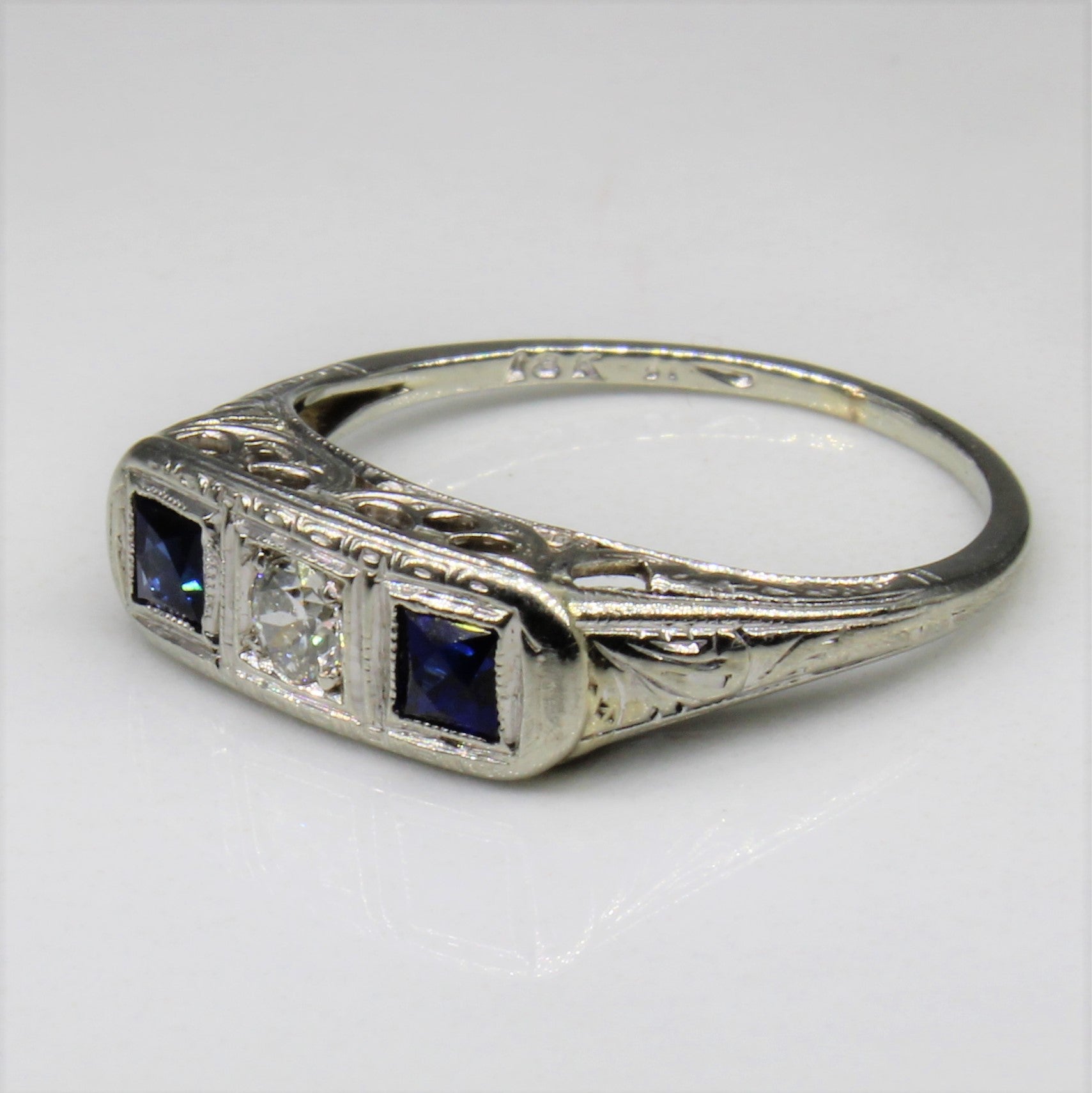 Bague Art Déco en saphir et diamants | 0,26 ct, 0,07 ct au total | Taille 5 |