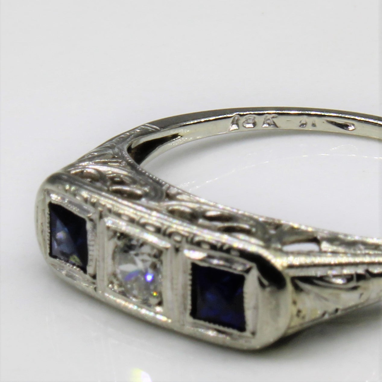 Bague Art Déco en saphir et diamants | 0,26 ct, 0,07 ct au total | Taille 5 |