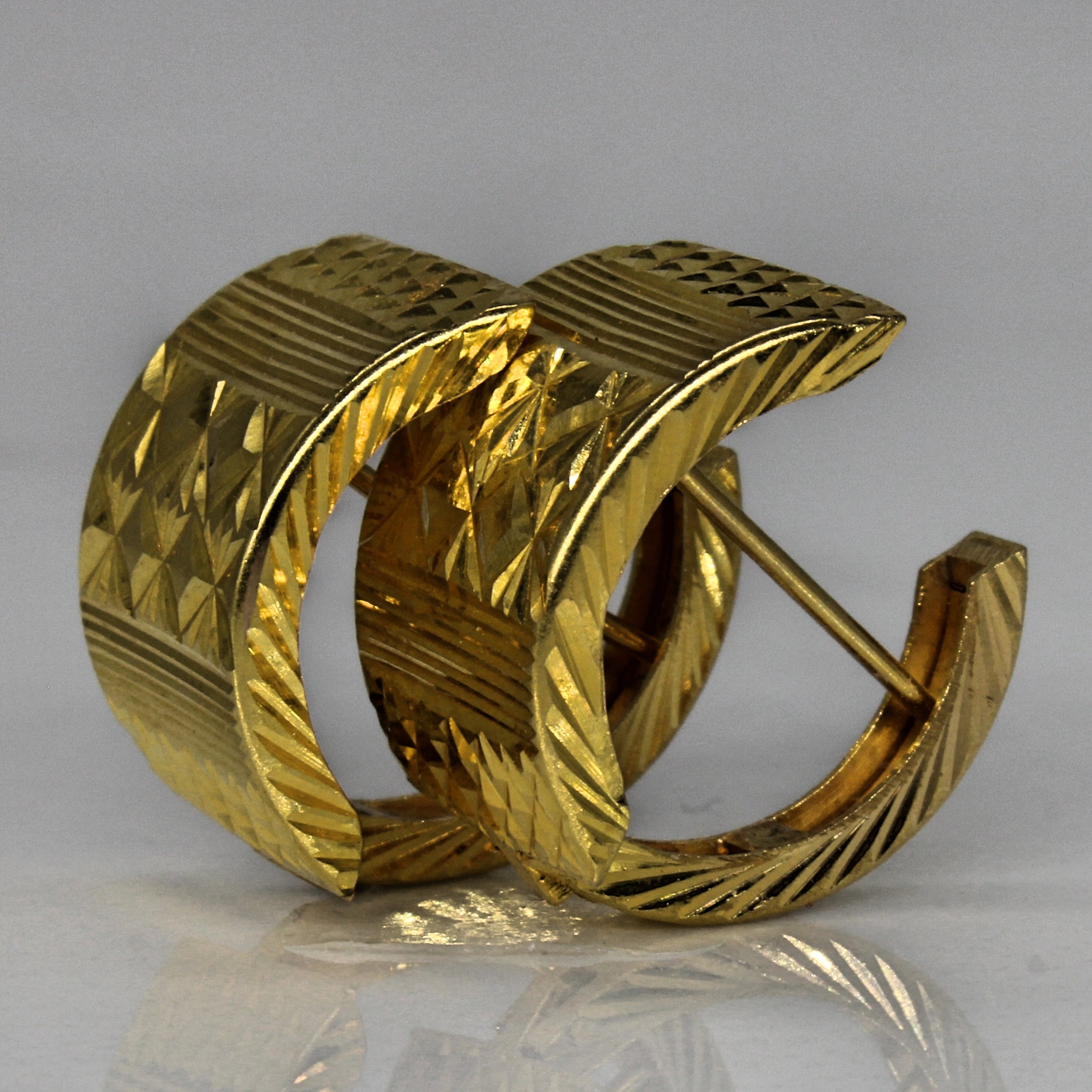18k Yellow Gold Patterned Huggie Earrings |