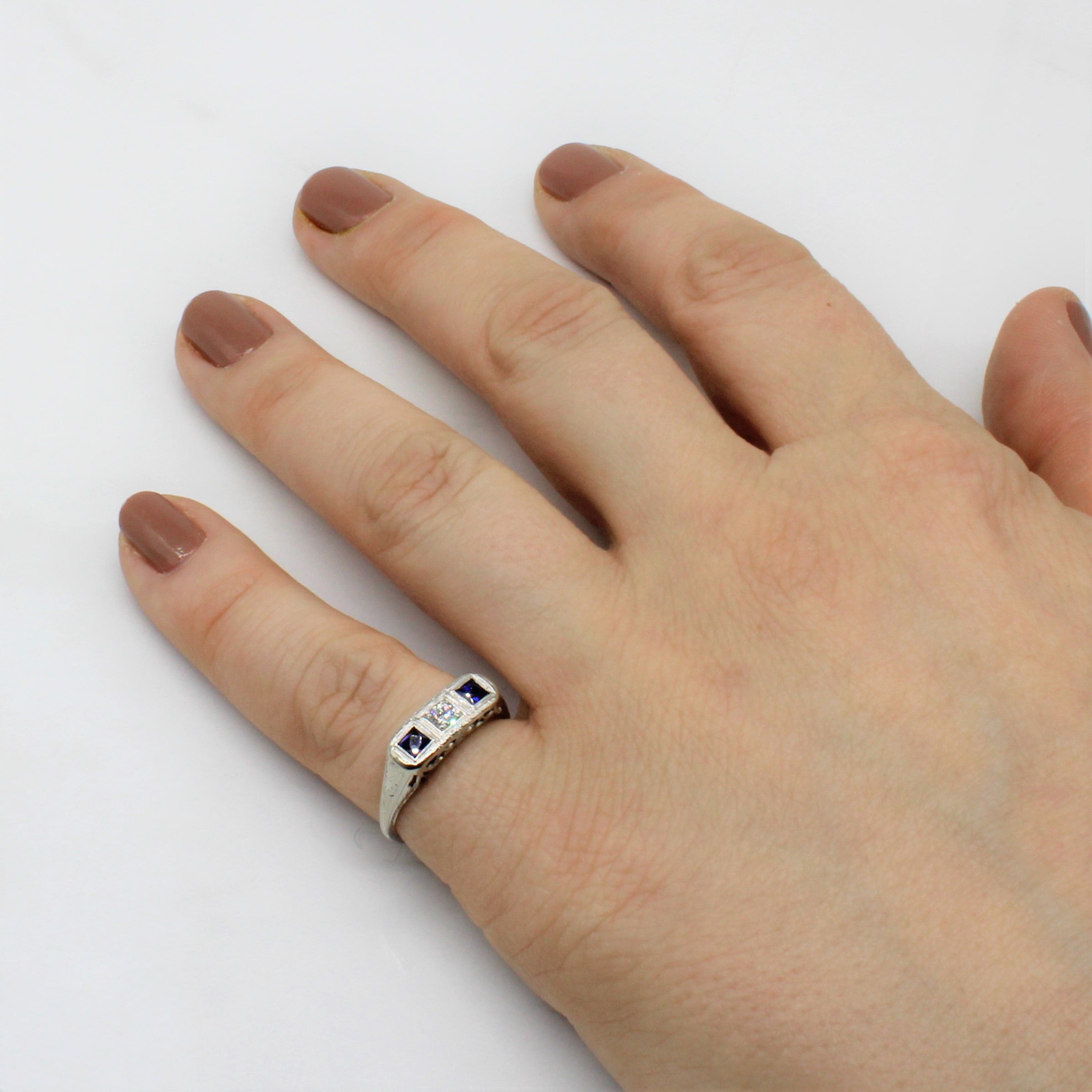 Bague Art Déco en saphir et diamants | 0,26 ct, 0,07 ct au total | Taille 5 |