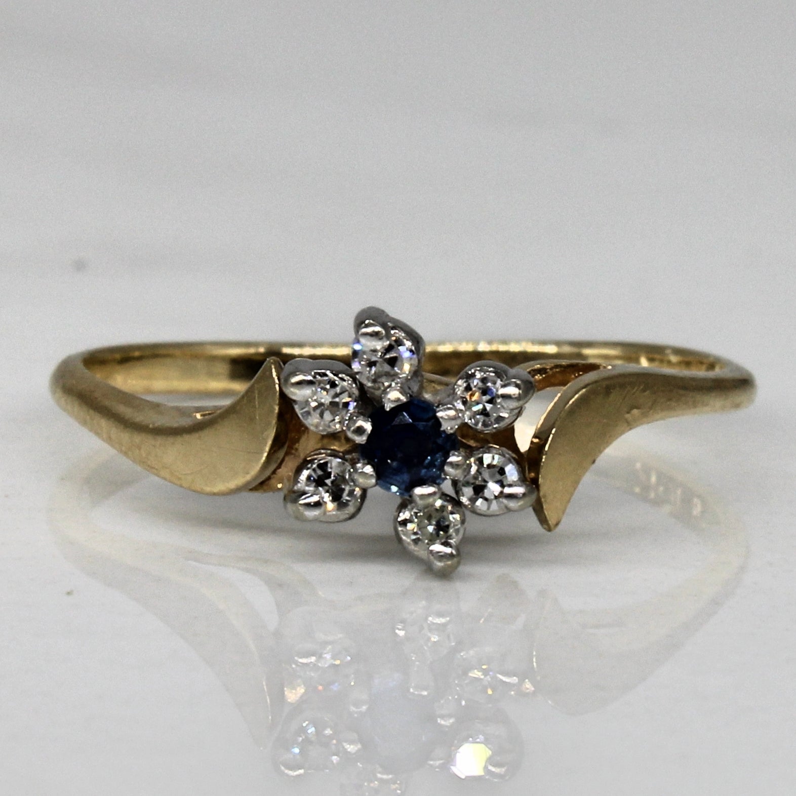 Bague Fleur Diamant et Saphir | 0,05 ct au total, 0,03 ct | Taille 4,75 |