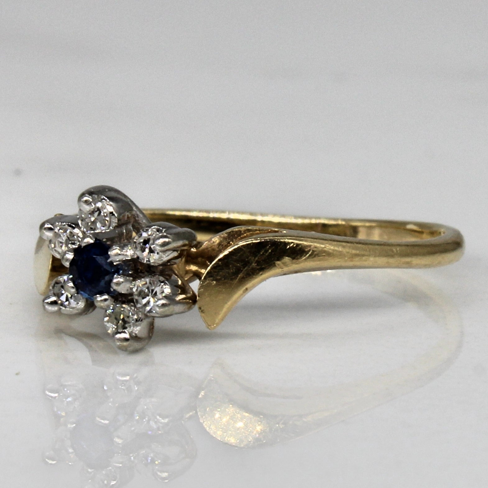 Bague Fleur Diamant et Saphir | 0,05 ct au total, 0,03 ct | Taille 4,75 |